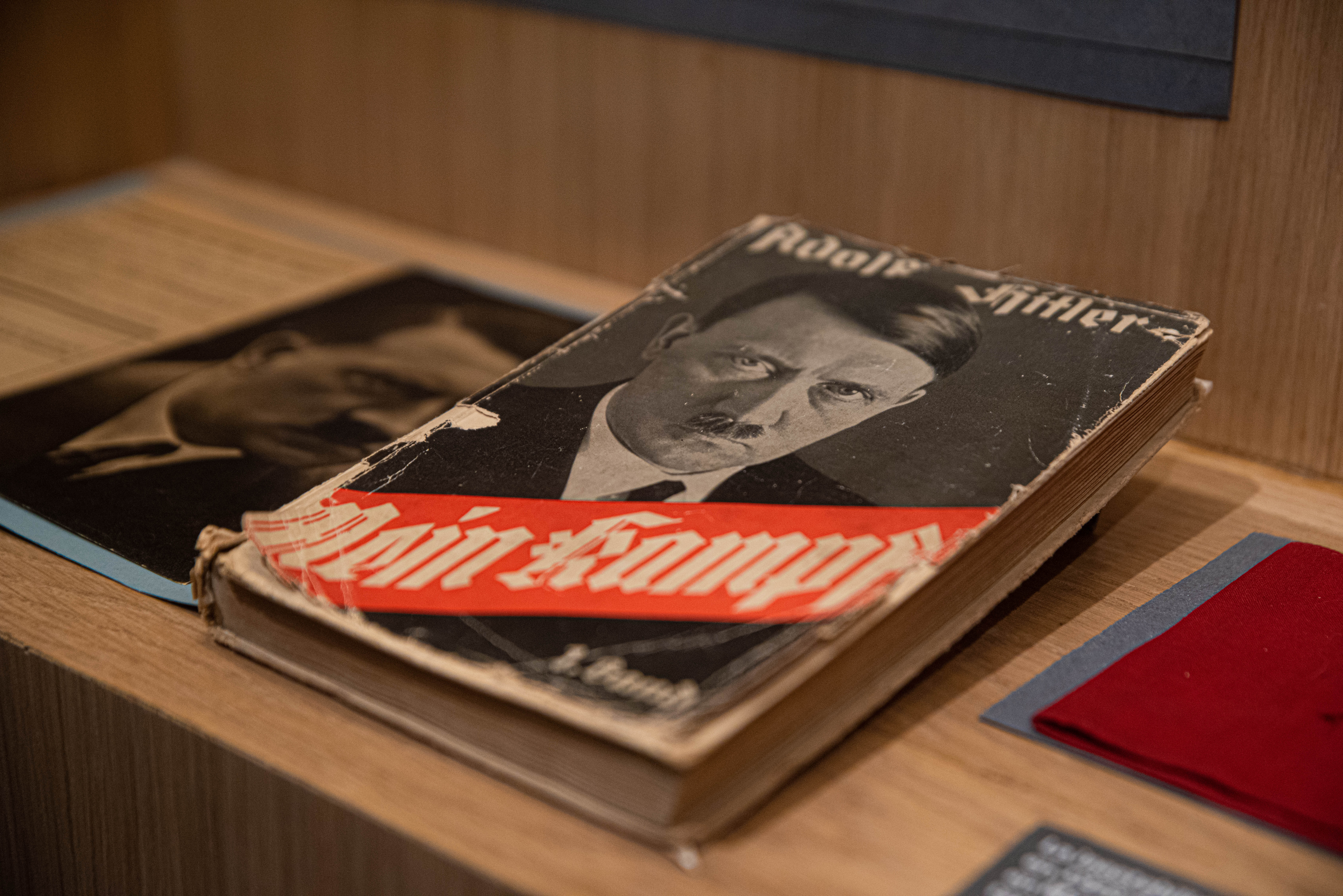 La intención, precisó Bruno Garbari, era decretar la muerte cívica de los judíos en Alemania e instigar su emigración del país. Perdieron su ciudadanía, dejaron de ser alemanes para pasar a ser sencillamente judíos con una J en su pasaporte. No podían tener mascotas, ir a balnearios o playas, ser asesores impositivos. No podían comprar autos ni boletos de lotería, mucho menos casarse. Se les obligó a adoptar un nombre adicional: Sara para las mujeres e Israel para los hombres