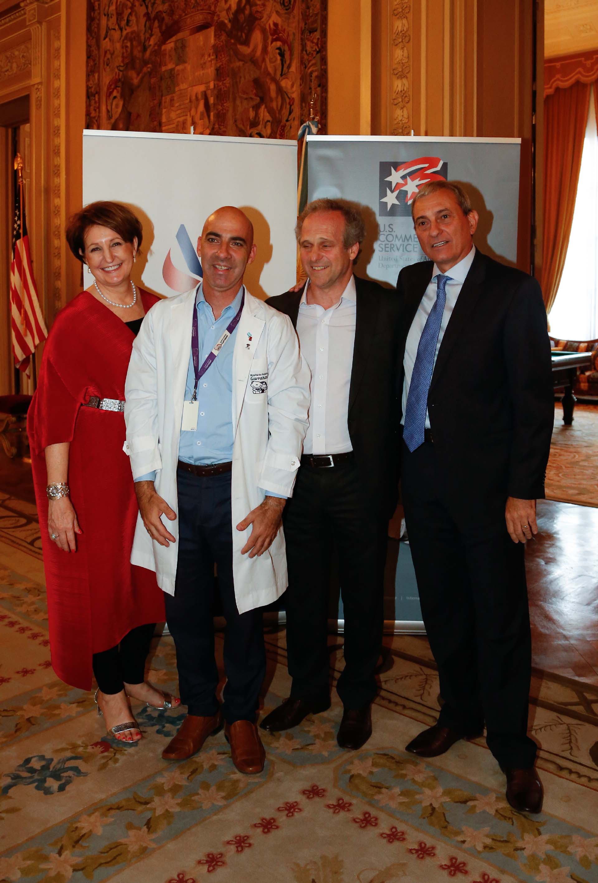 MaryKay Carlson junto a Carlos Kambourian, presidente del Consejo de Administración del Hospital Garrahan; Roberto Alexander y Alejandro Díaz