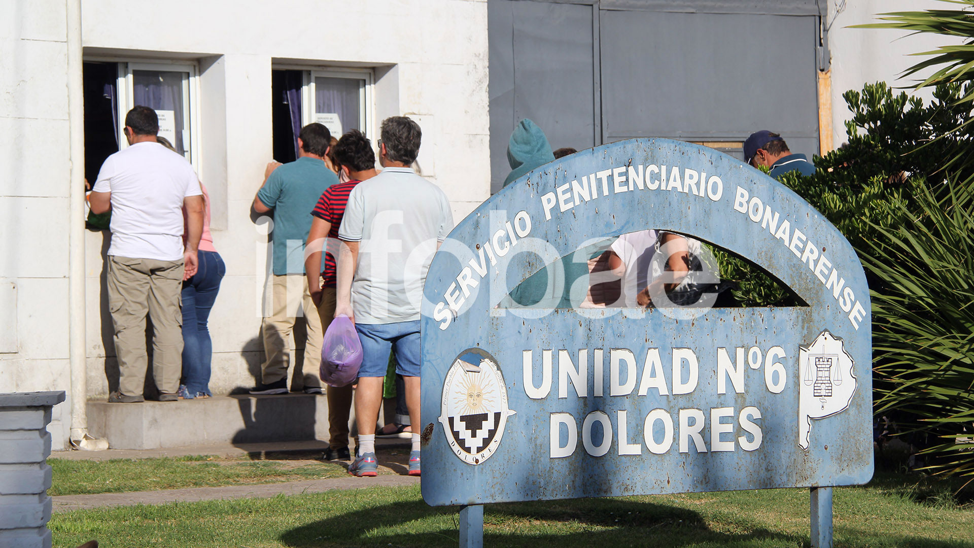 La visita: padres de los diez detenidos llevan mercadería a sus hijos ayer en el penal de Dolores (foto Ezequiel Acuña)