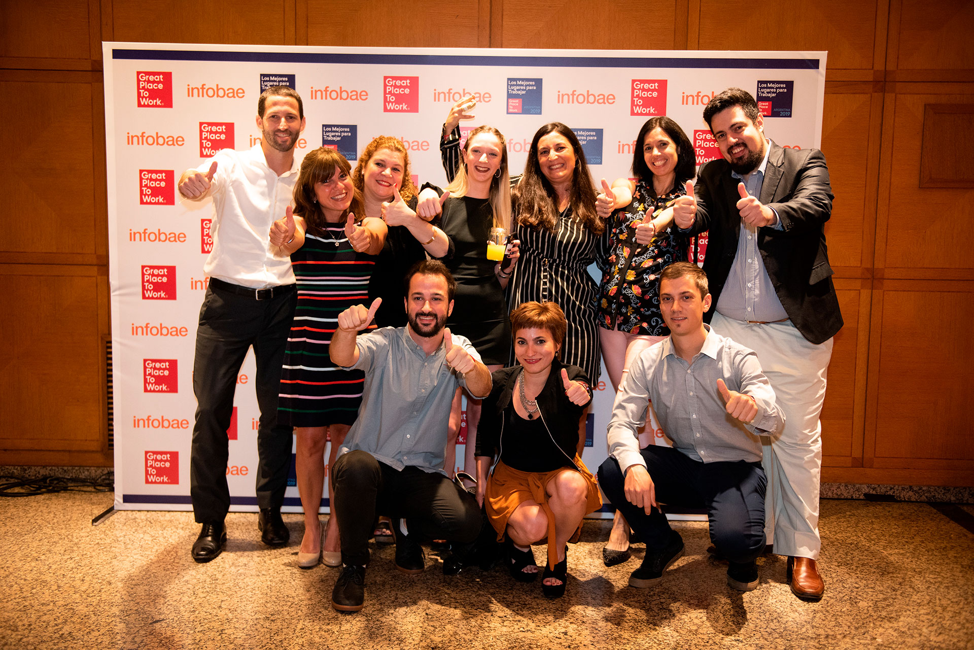 El equipo de Galicia Seguros: Sebastián Gutierrez, CEO; Cecilia Ortega, directora de RRHH, Anabela Poruczynski, HRBP; Felicitas Schmoll, asistente; Lucas Gimena, jefe de siniestros; Federico Ferrari, analista de sistemas; Gabriel Negri, líder de microinformática; Dana López, gerente de marketing; Karina Gene, analista comercial; María Eugenia Millán, gerente de planeamiento; Ricardo Garda, abogado; Matías Bel, auditor; Tamara Silvestri, analista de RRHH; Rodrigo Fernández Vilaltella, analista de RRHH