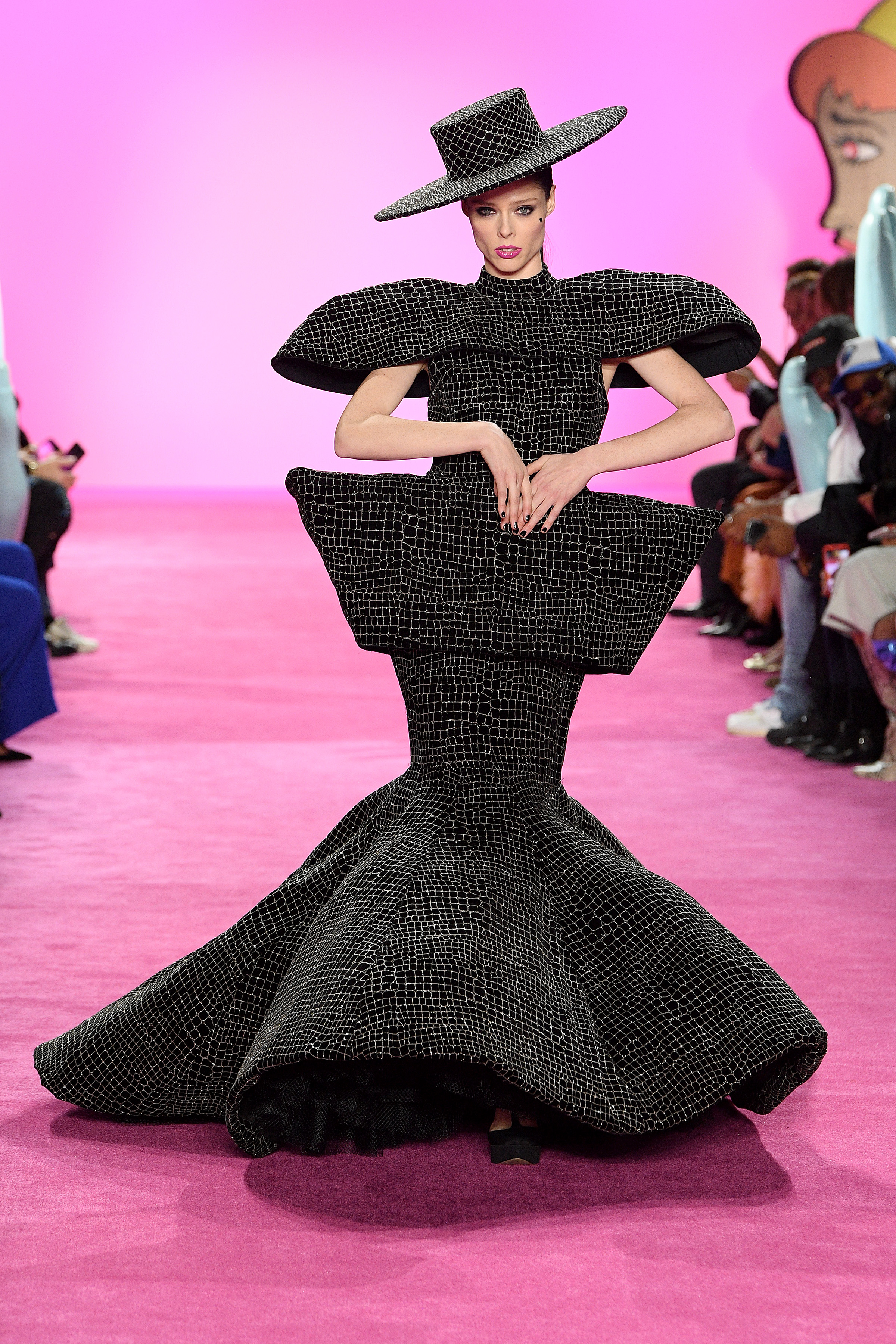 Coco Rocha abrió y cerró su pasada, en esta ocasión con un exótico vestido negro geométrico, entretejido con hombreras, caderín y sombrero. Los tejidos brillantes, el toque de distinción de Siriano en su nueva colección