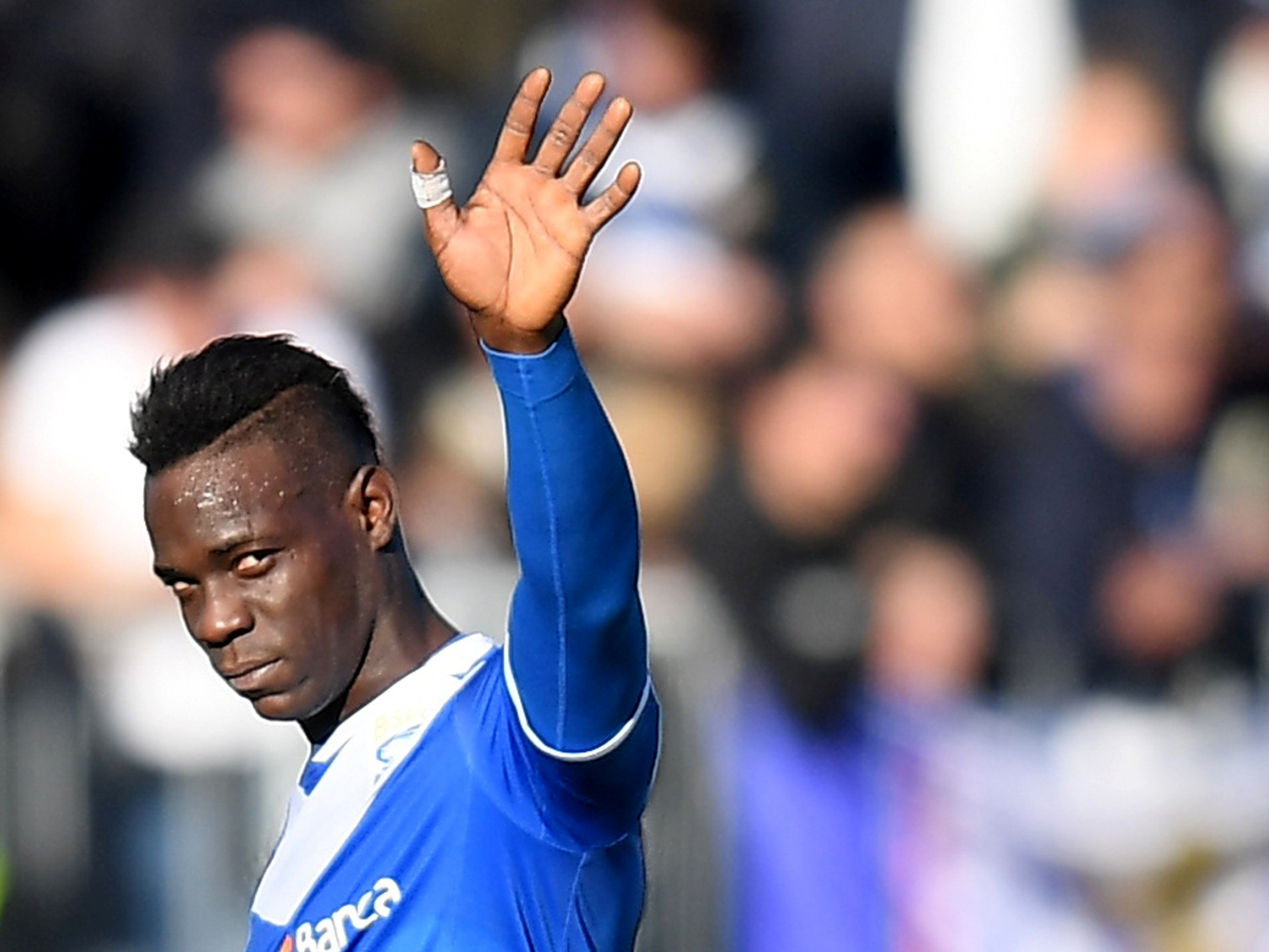 El peor partido de Mario Balotelli: jugó seis minutos, pegó una ...