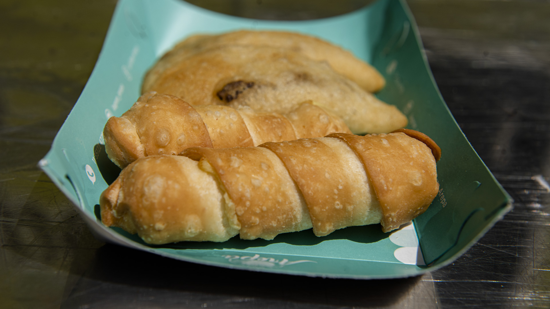 Los sabores venezolanos también llegaron a la Feria Apetito con tequeños y arepas rellenas. En el food truck de La Gran Arepa tienen varias opciones, incluidas una veggie.
