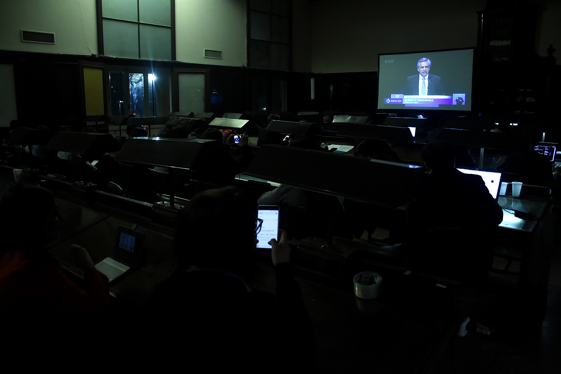 Así seguían el debate los equipos de los candidatos en una de las aulas de la Facultad de Derecho