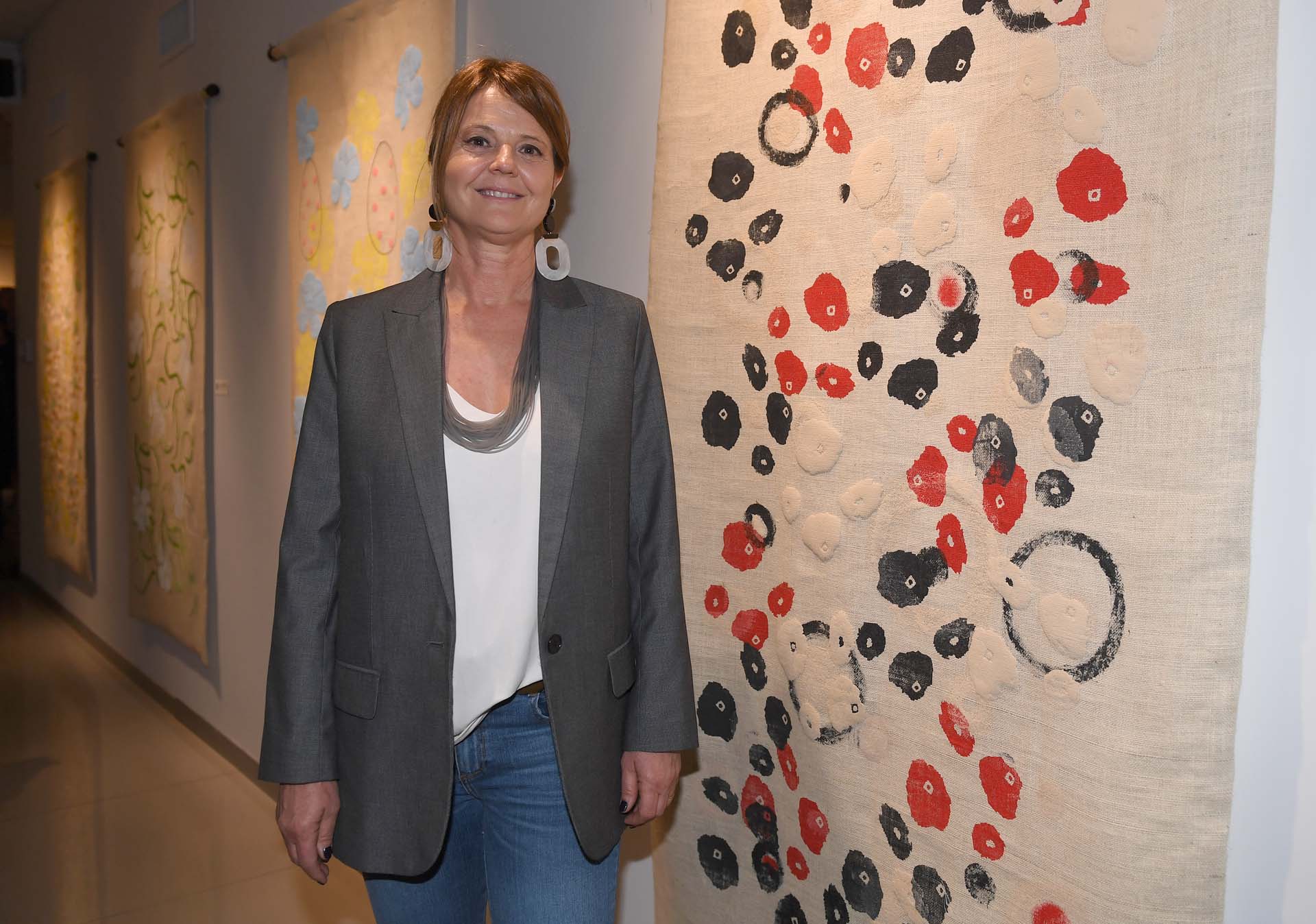 Jacinta Grondona junto a su obra