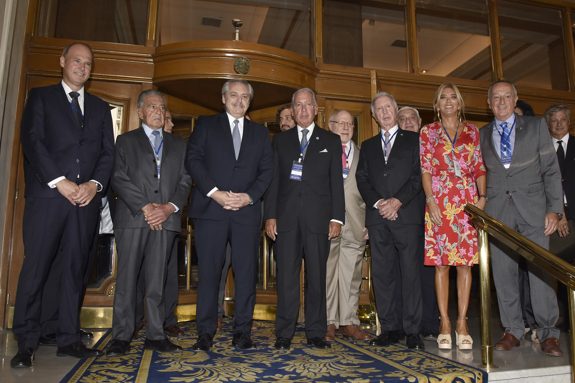 Alberto Fernández junto a los integrantes del CICyP en la puerta del Alvear Palace