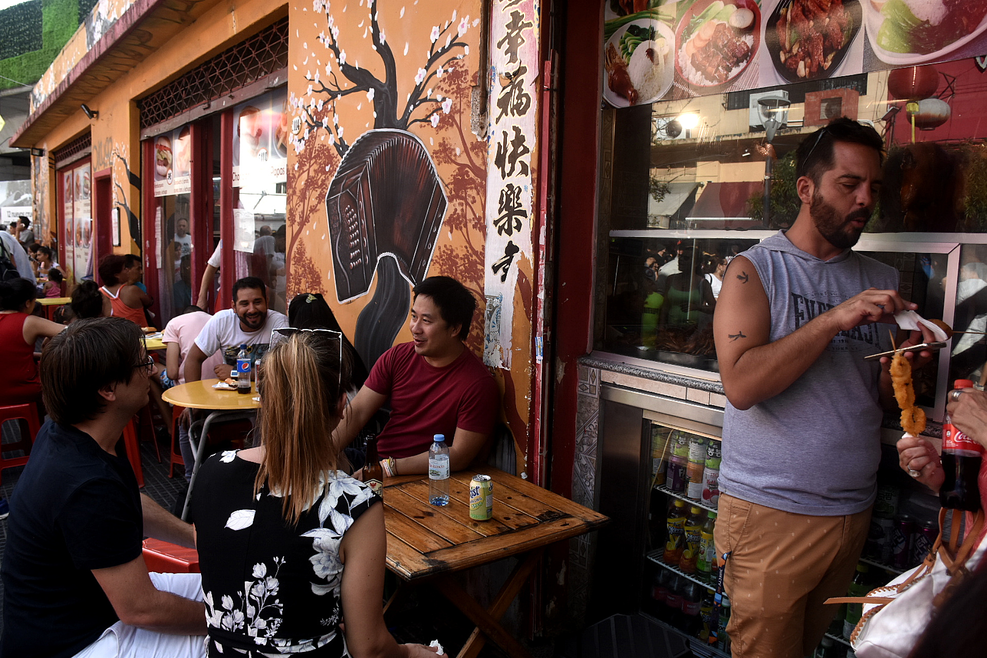 Unos 100 locales comerciales y cerca de 20 stands de cocina típica y artesanías se desplegaron alrededor del corredor entre las calles Juramento y Arribeños.