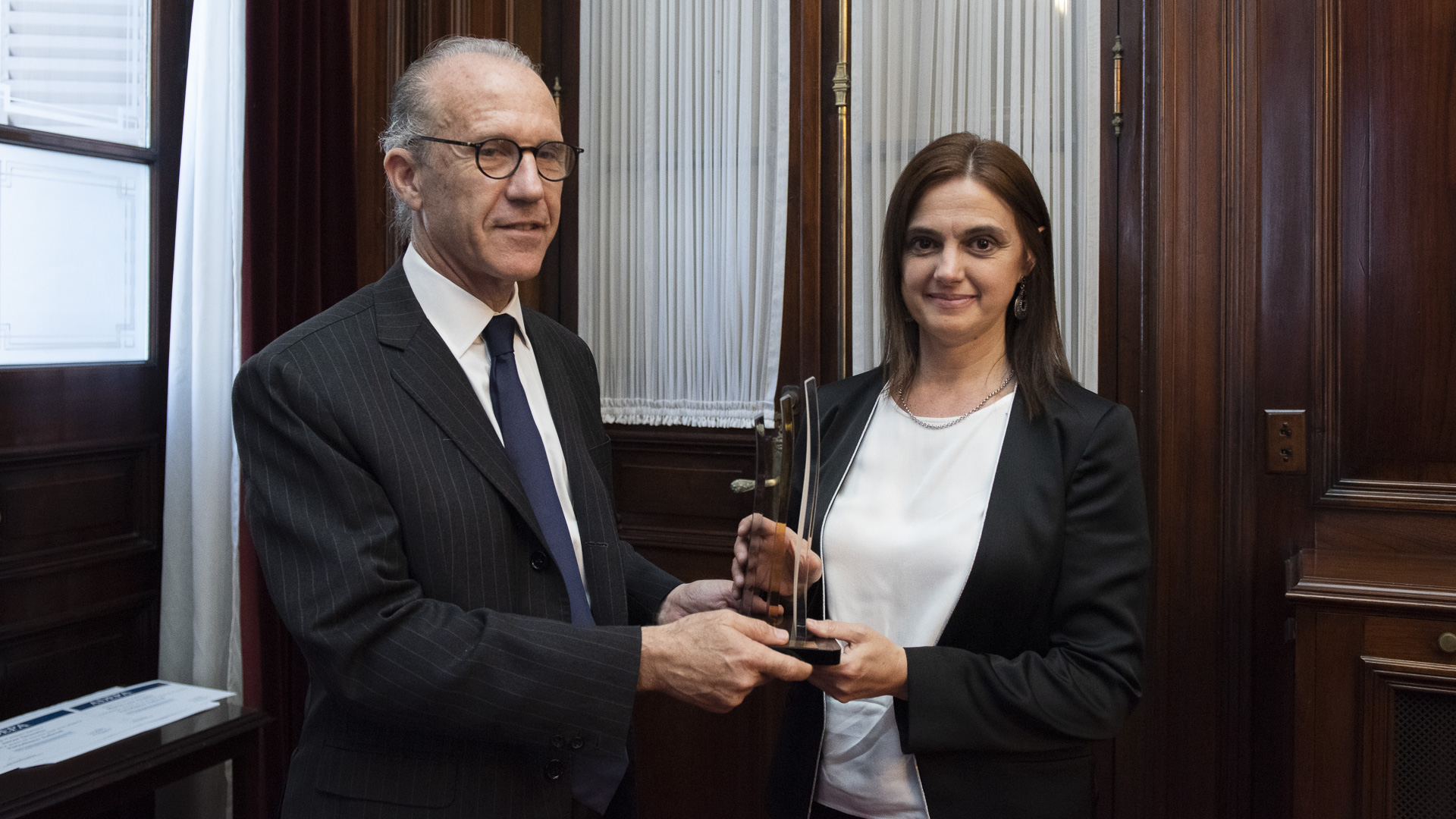 Silvia Stang recibió el premio de manos del presidente del tribunal