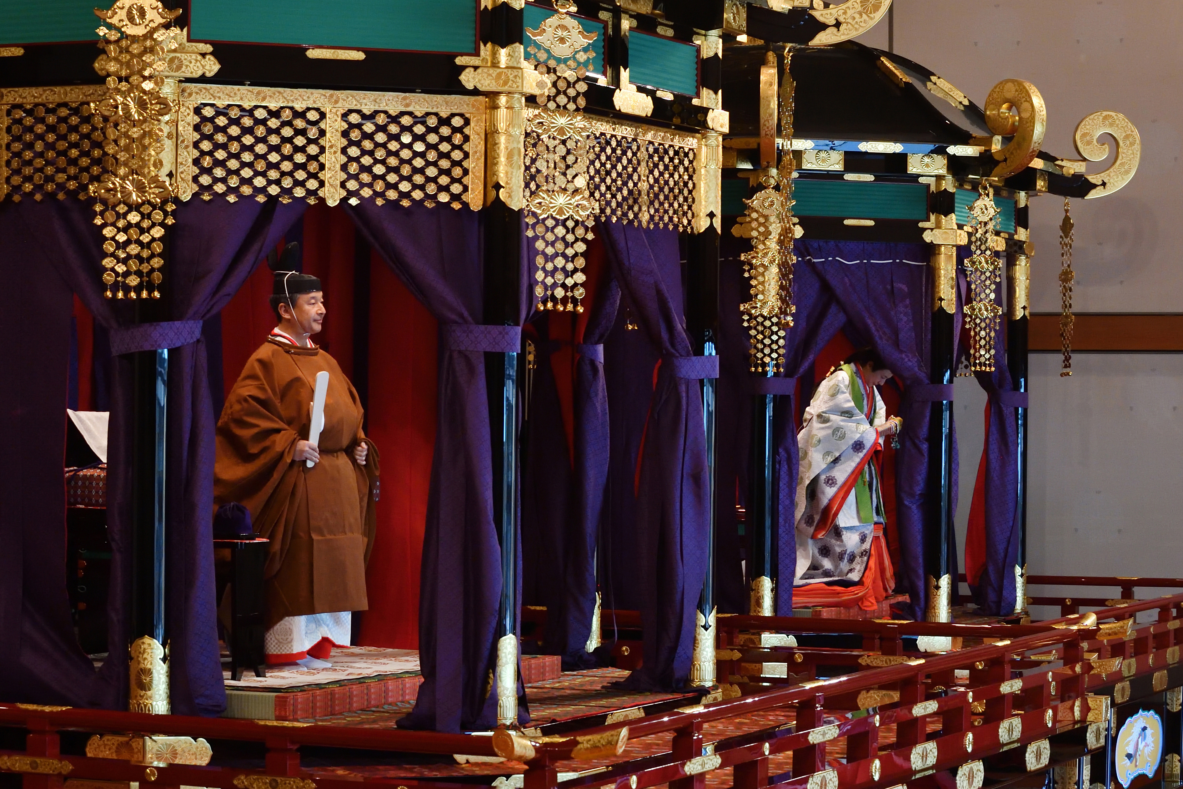 El emperador Naruhito (izquierda) y la emperatriz Masako (derecha) asisten a la ceremonia de entronización en el Palacio Imperial de Tokio, Japón (AFP)