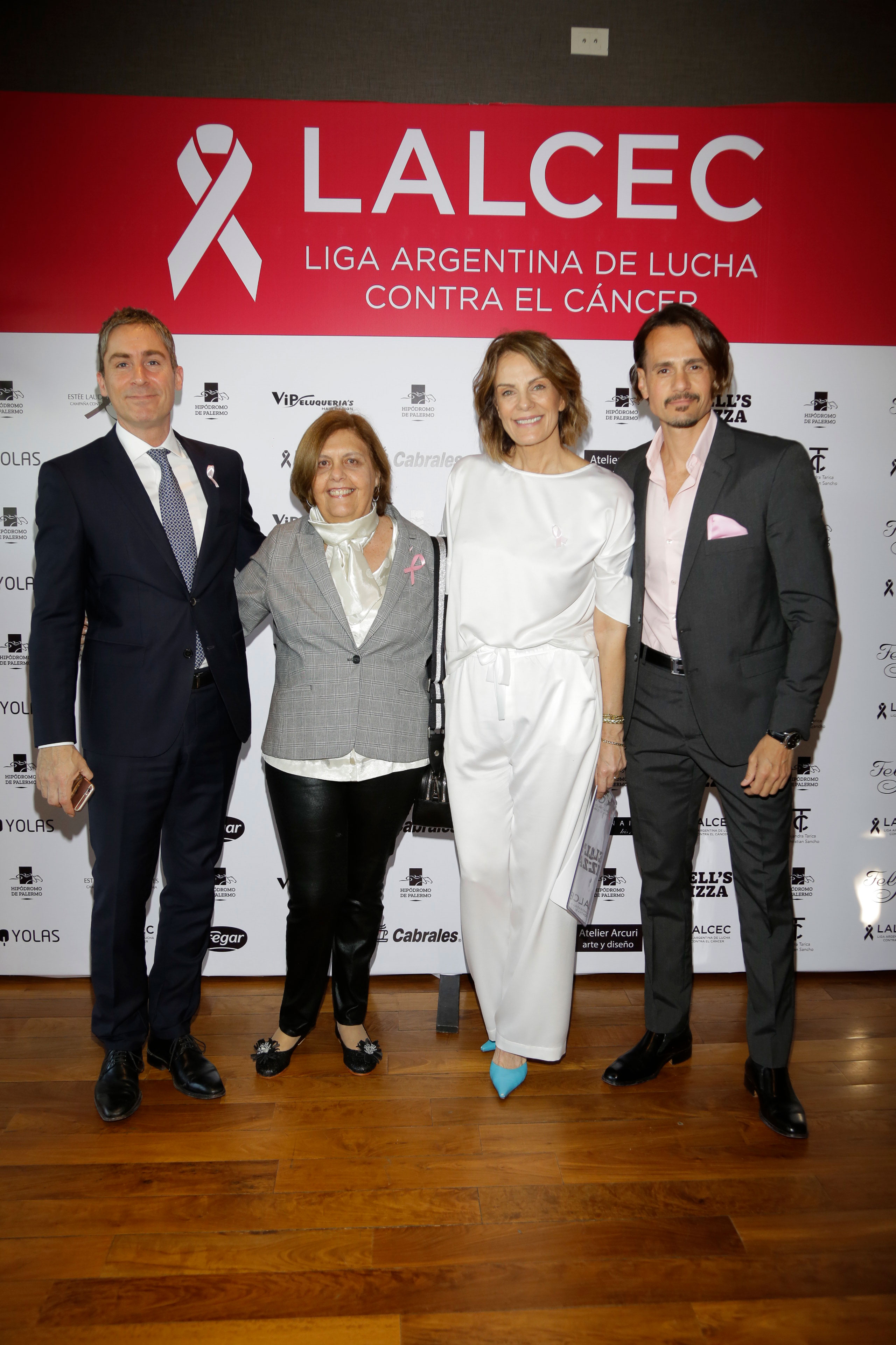 El Hipódromo Argentino de Palermo y LALCEC se unieron por sexto año consecutivo, en el mes de sensibilización sobre el cáncer de mama, para teñir el corazón de la ciudad. Con distintivos lazos rosas, el objetivo fue concientizar sobre la importancia de la prevención y detección temprana de la enfermedad. En la foto: Fernando Facal, gerente general del Hipódromo de Palermo, junto a María Graziella Donnet, presidente de LALCEC, y los conductores del evento: Nequi Galotti y Christian Sancho