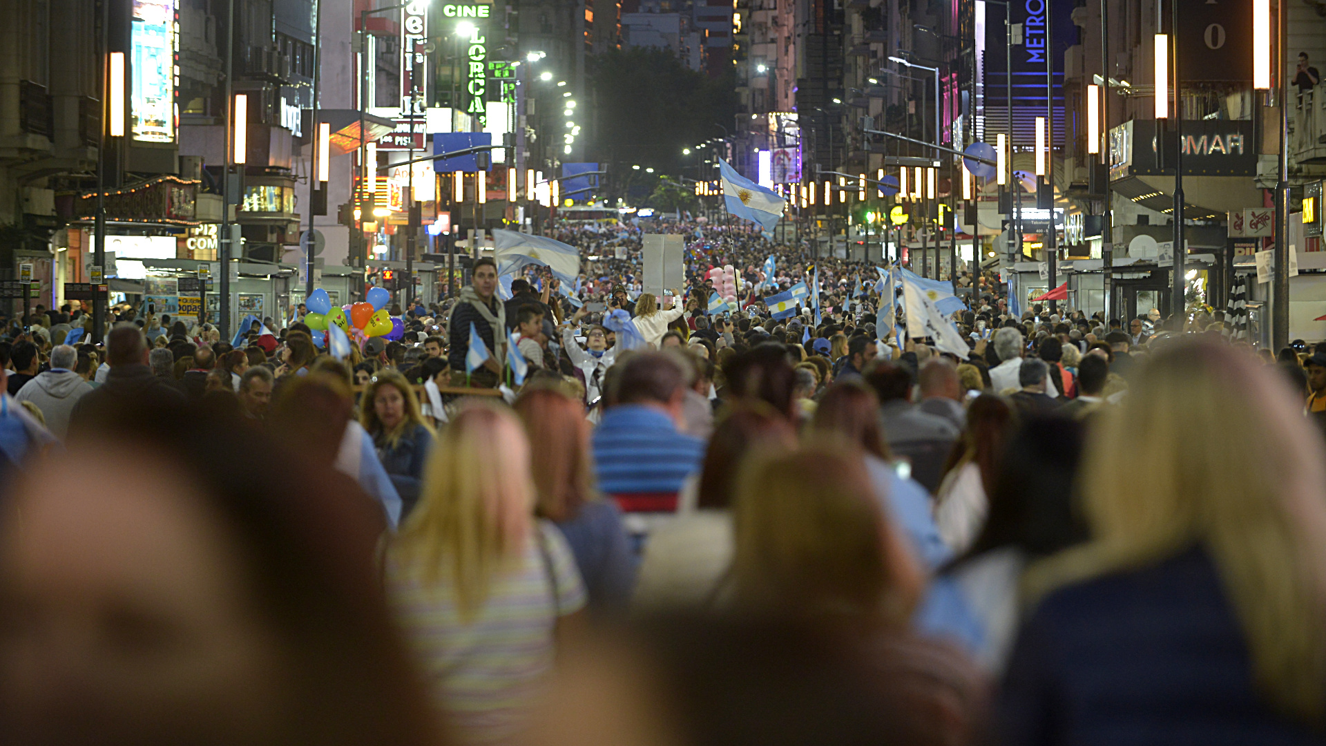 Finalizado el acto, la gente se desconcentra por calle Corrientes