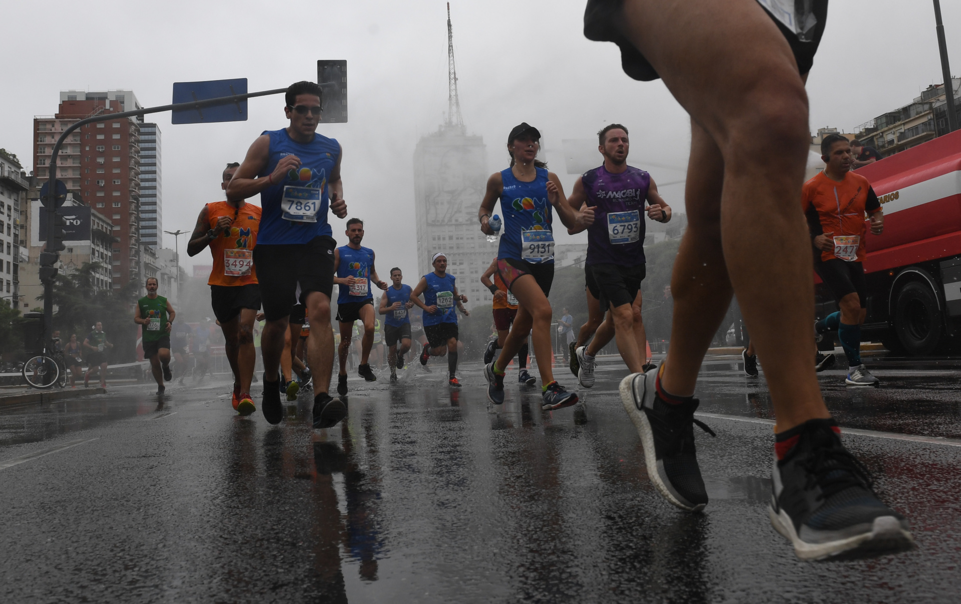 La garúa humedeció el asfalto en el medio de la maratón (Maximiliano Luna)