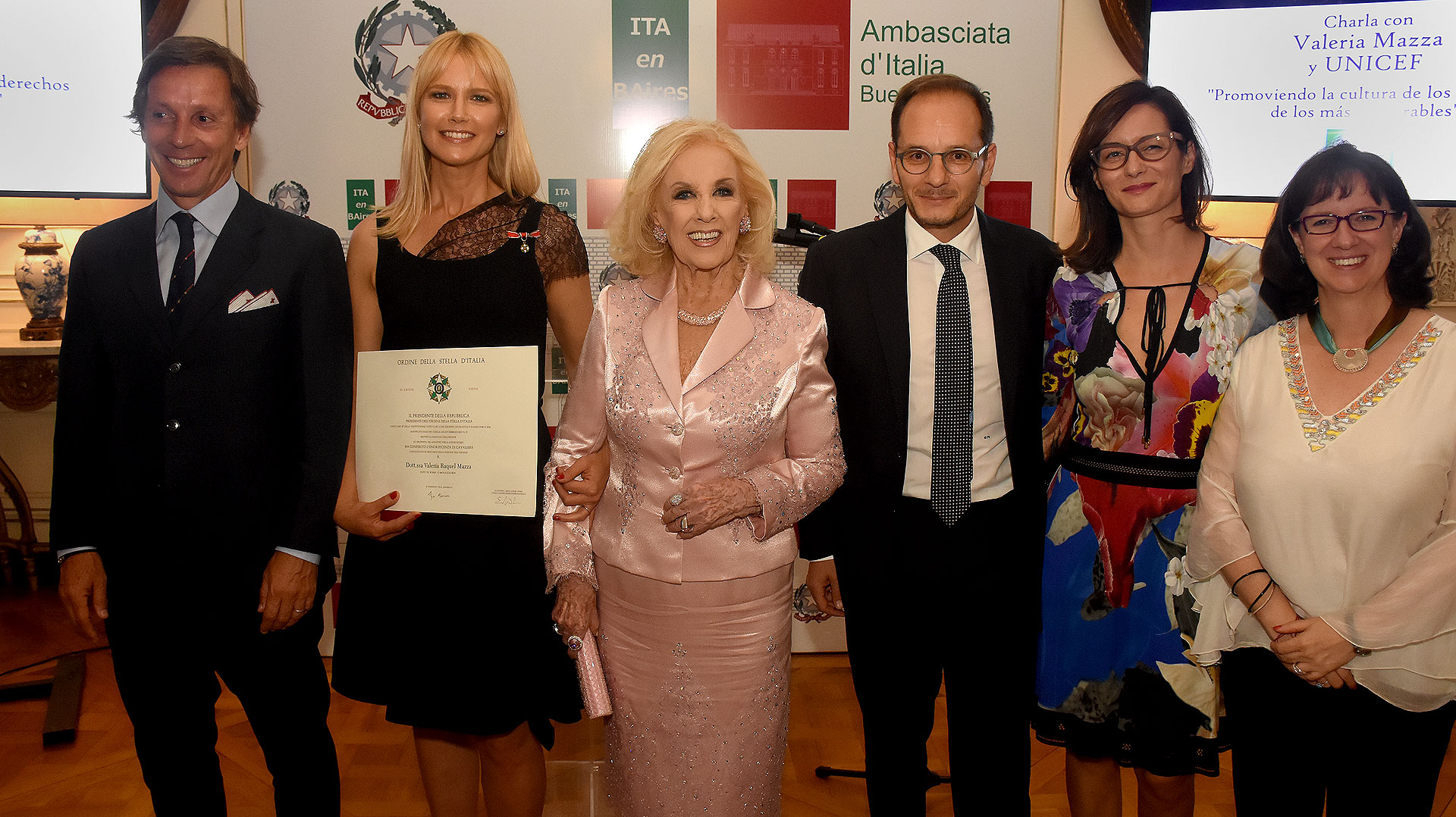 Alejandro Gravier, Valeria Mazza, Mirtha Legrand, el embajador italiano Giuseppe Manzo, y su mujer Alma, y Olga Izasa, representante adjunta de UNICEF Argentina