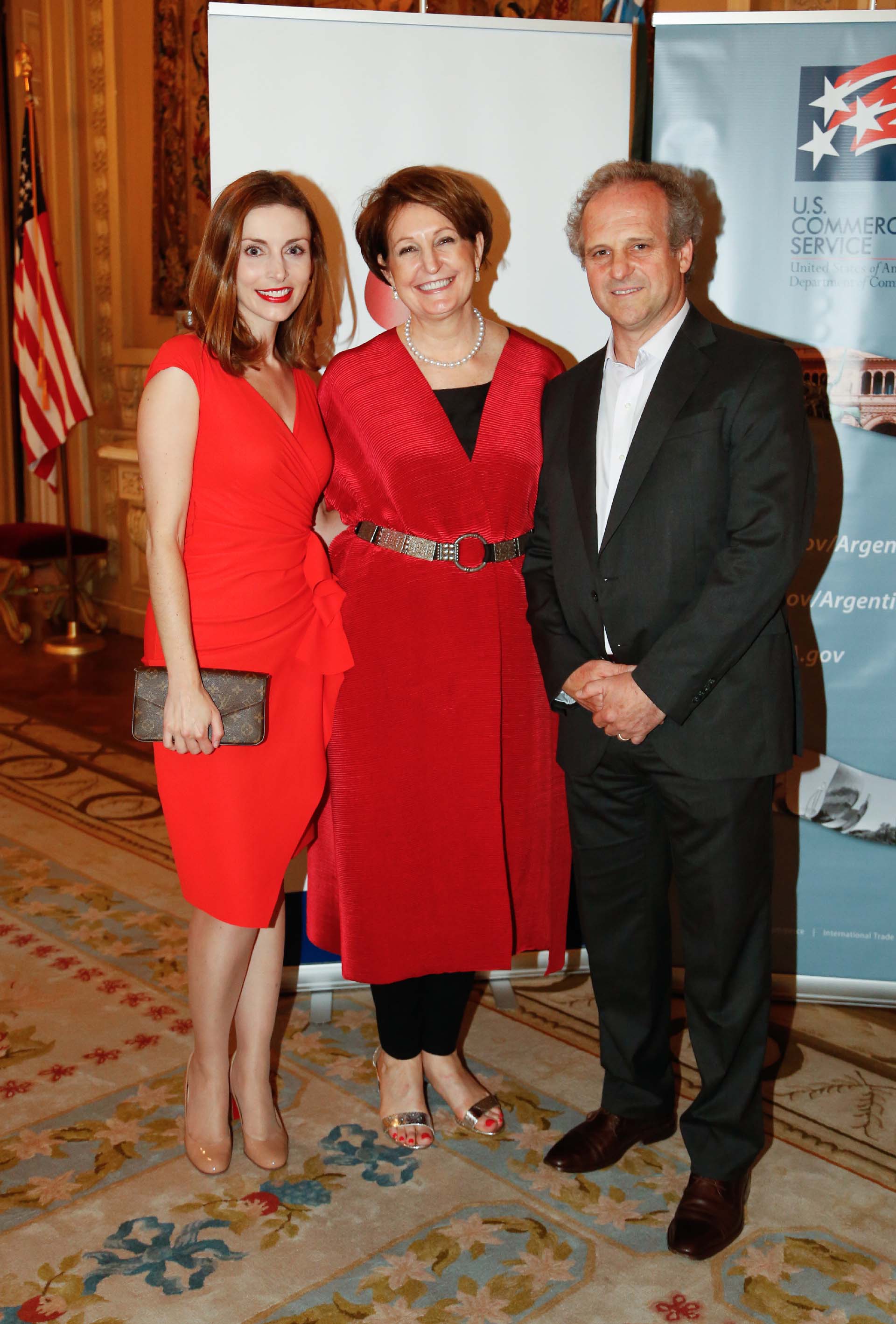 Kezia McKeague, directora de McLarty Associates, junto a MaryKay Carlson y Roberto Alexander