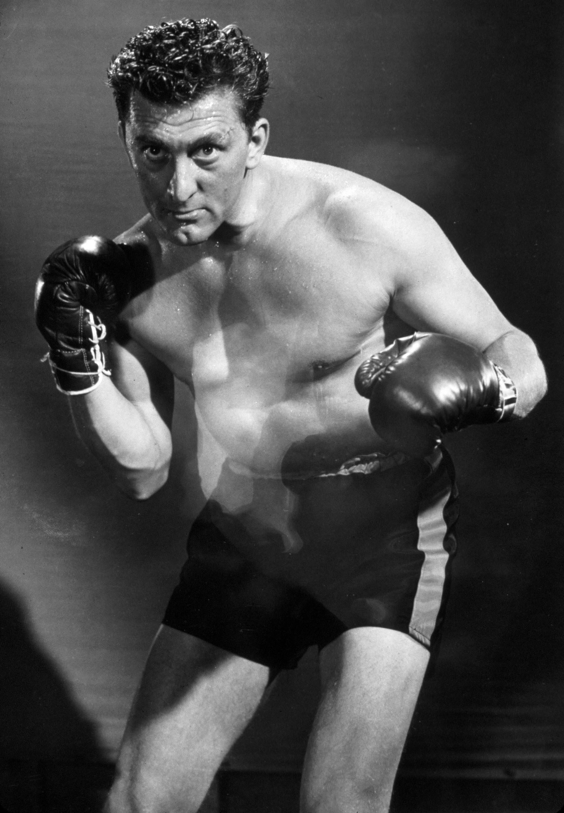 Kirk Douglas en su rol como un boxeador que utiliza a las mujeres, a mafiosos y a su hermano (Arthur Kennedy) para obtener el título de peso medio. Gracias a este papel, el actor consiguió su primera nominación al Oscar