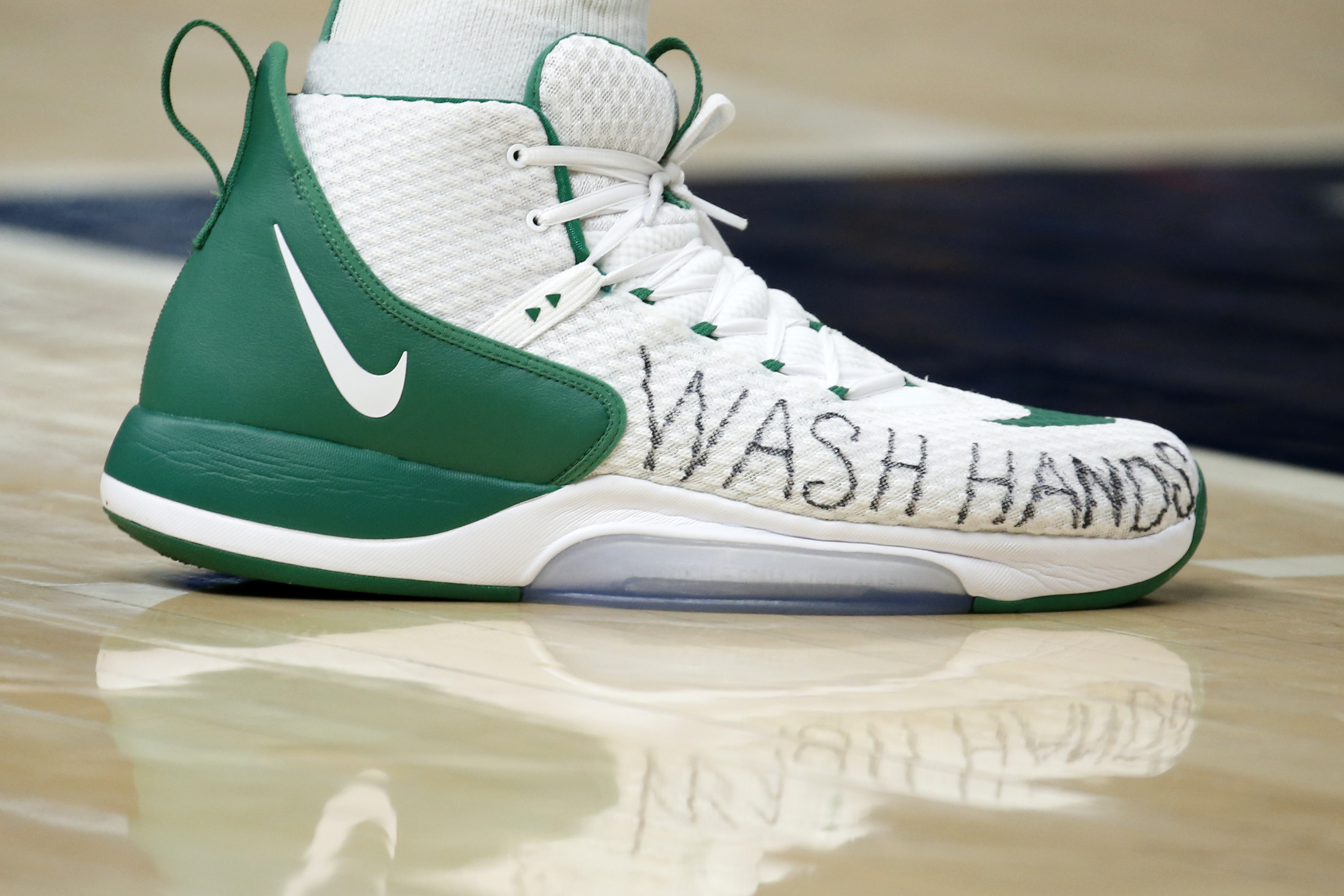 Un integrante de los Celtics de Boston viste unos tenis con el mensajes de "Lávate las manos" a fin de prevenir el Coronvirus (Foto: Brian Spurlock-USA TODAY Sports)