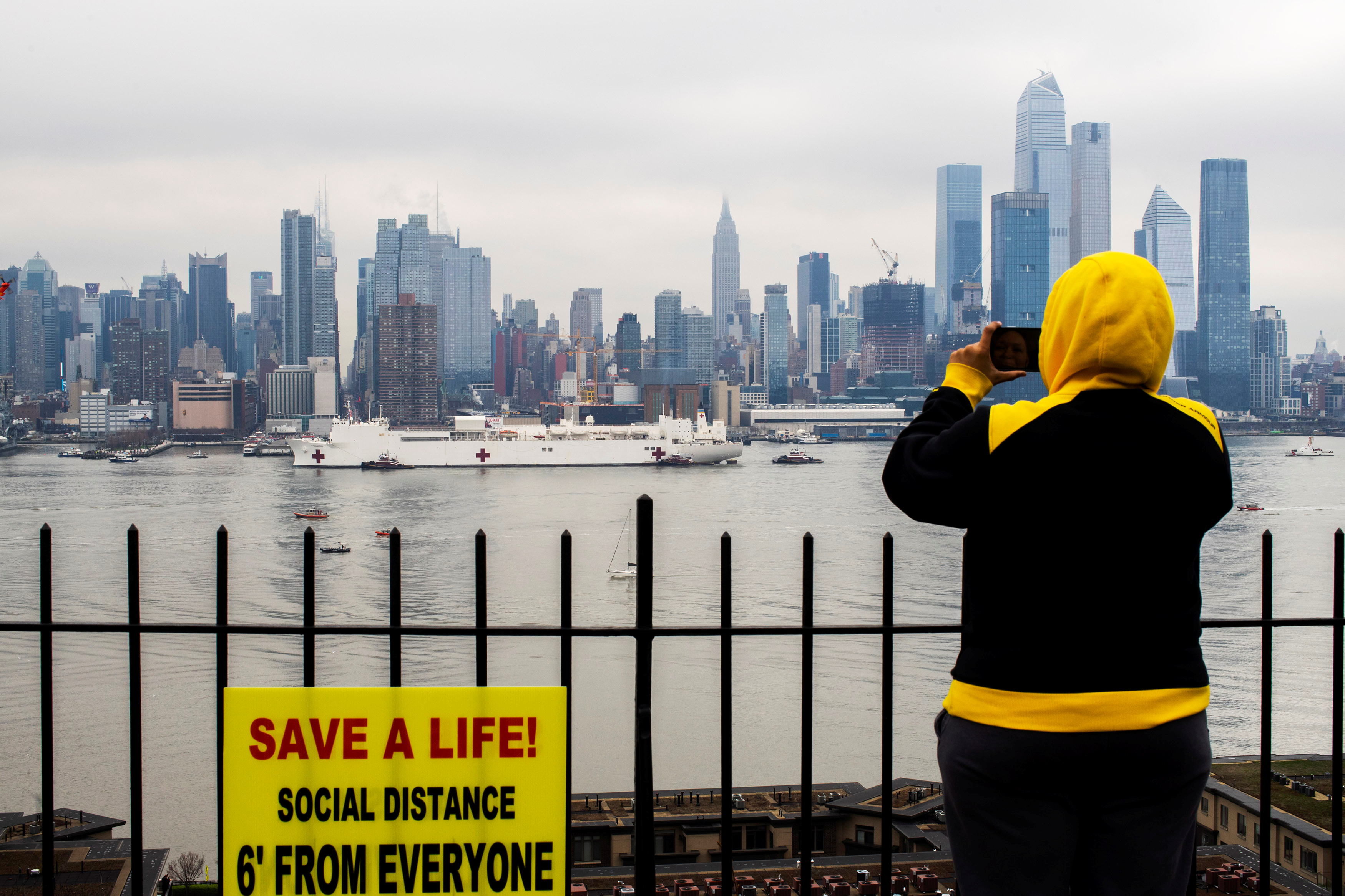 La llegada del buque, vista desde Nueva Jersey, con el firmamento de Manhattan como fondo