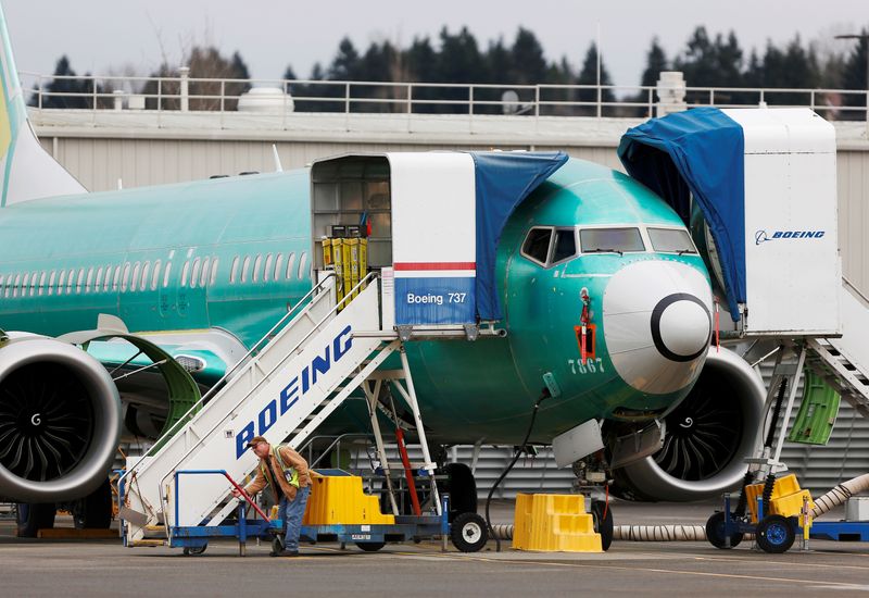 Foto de archivo de un empleado trabajando cerca de un Boeing 737 Max en la planta de Renton, Washington.
Dic 16, 2019. REUTERS/Lindsey Wasson
