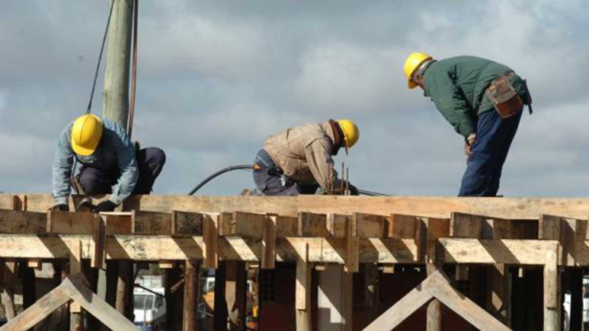 Obreros de la construcción en plena faena