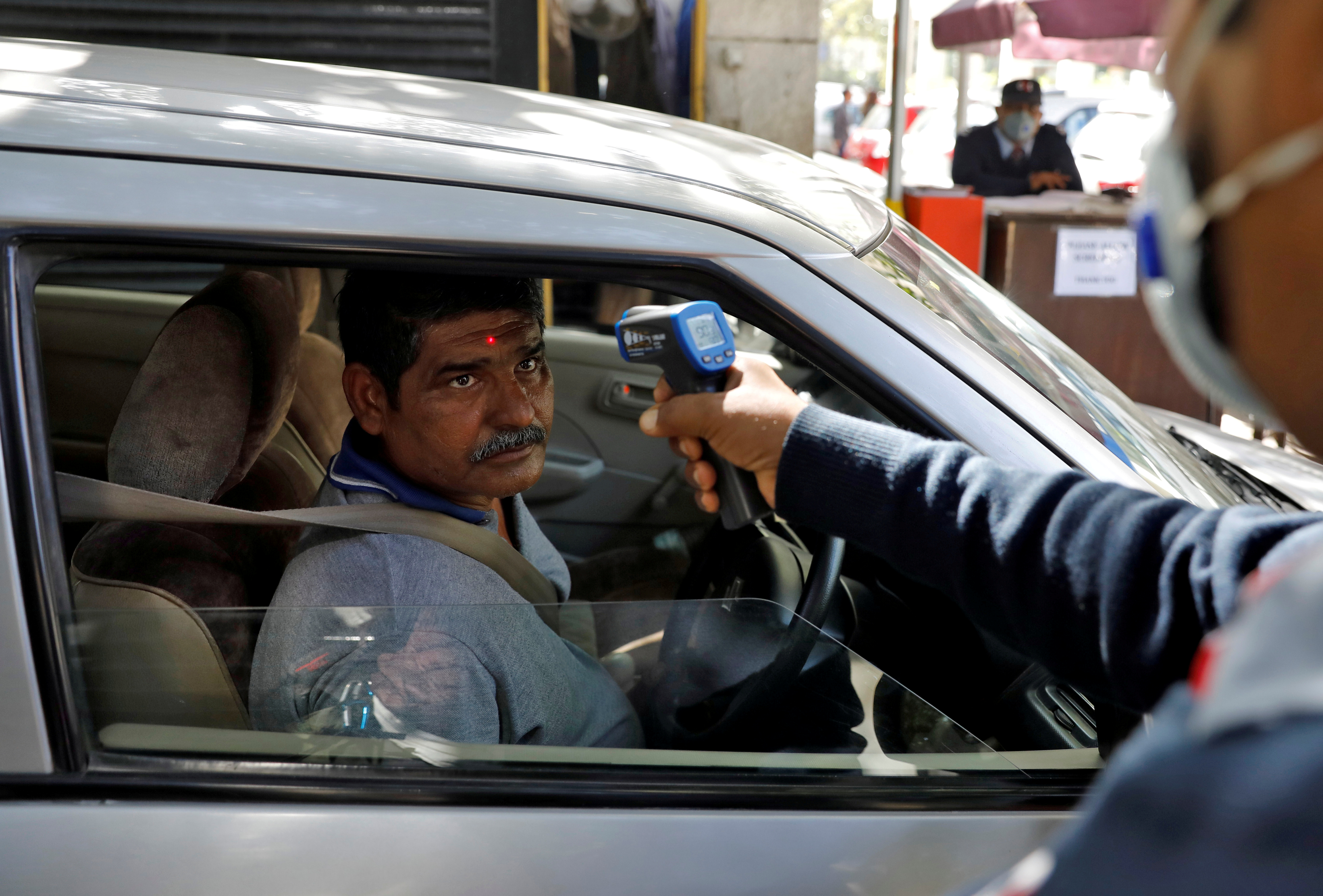 Una persona es revisada en un control de temperatura al ingresar a un edificio de oficinas en Nueva Delhi, India (Reuters)