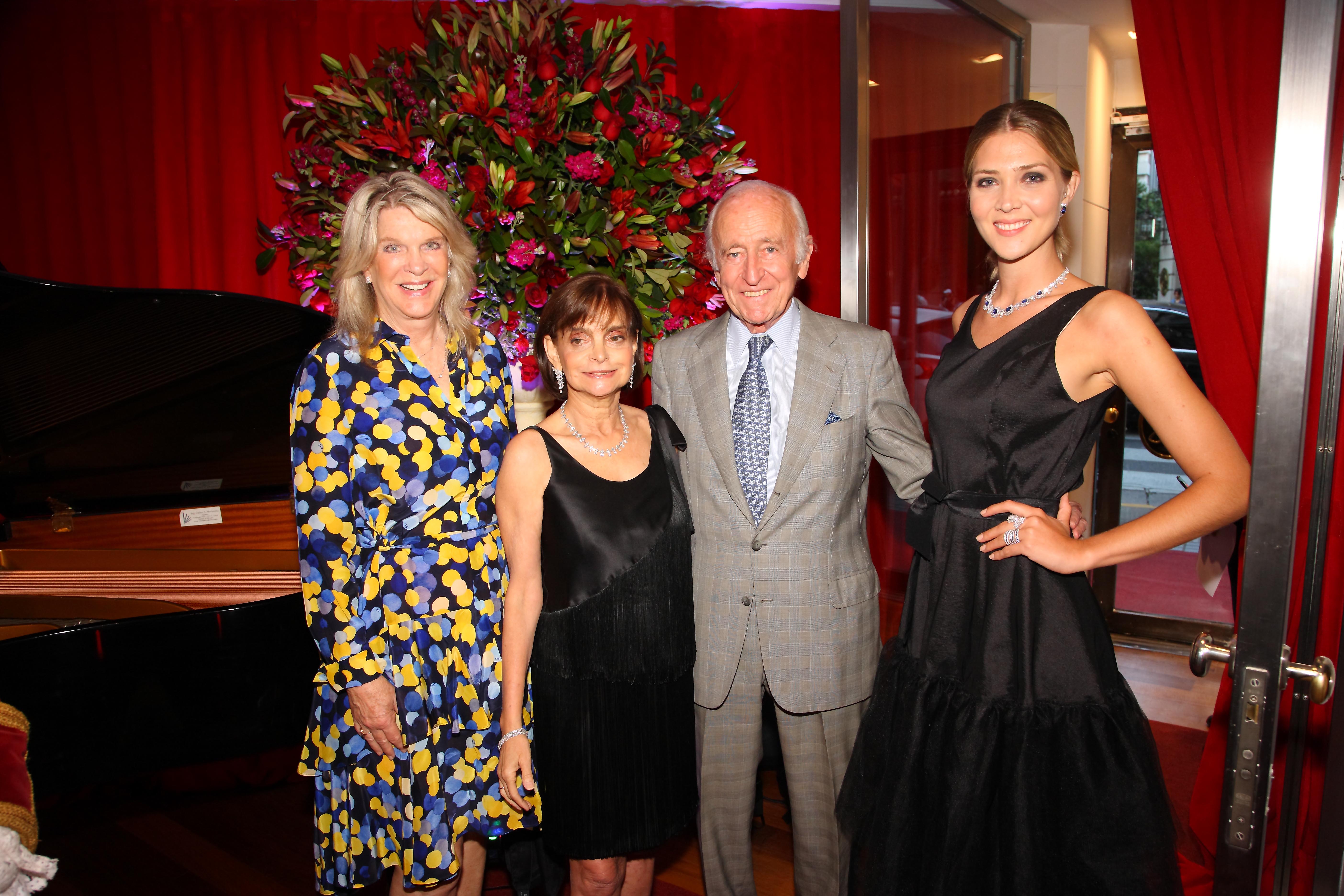 Eva Thesleff de Soldati, presidente de la Fundación Amigos del Teatro San Martín; Claudia Stad y Santiago Soldati. A semejanza de la fiesta realizada en 2014, la empresaria Claudia Stad -junto a Florencia Boskis Stad y Enrique Stad- volvió a realizar un homenaje Virginia Tola, al cumplirse un nuevo aniversario de su debut en el Teatro Colón, con la ópera