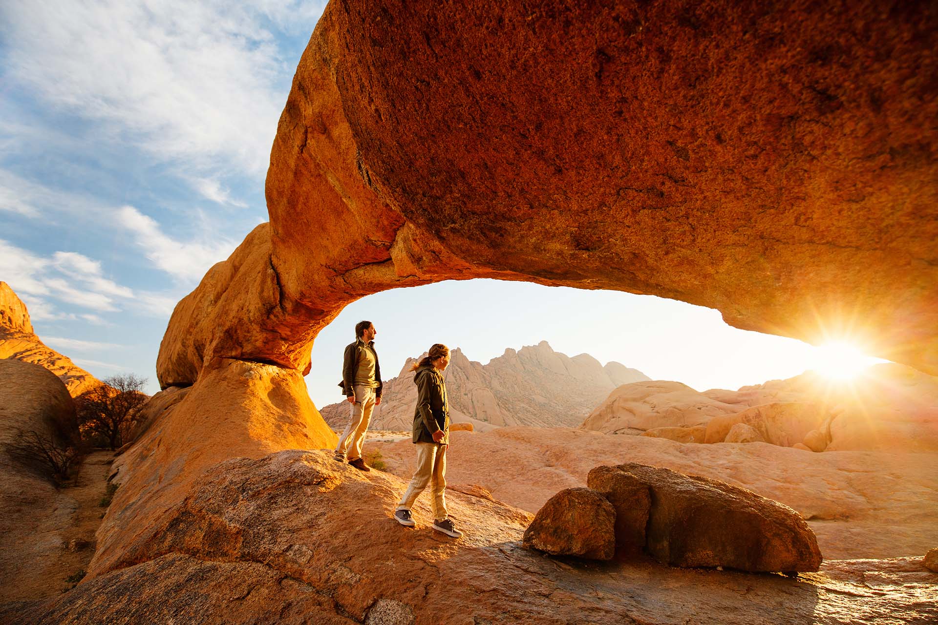 Si la idea de unas vacaciones cálidas implica más safaris que tomar el sol, entonces Namibia es el lugar perfecto. El hermoso país ha visto un auge en el turismo recientemente, gracias en gran parte al hecho de que es más accesible que nunca, con una gran proliferación de vuelos de conexión a Windhoek, la capital de Namibia, a través de centros como Johannesburgo en South African Airways, Amsterdam en KLM, Doha en Qatar Airways y Addis Ababa en Ethiopian Airlines