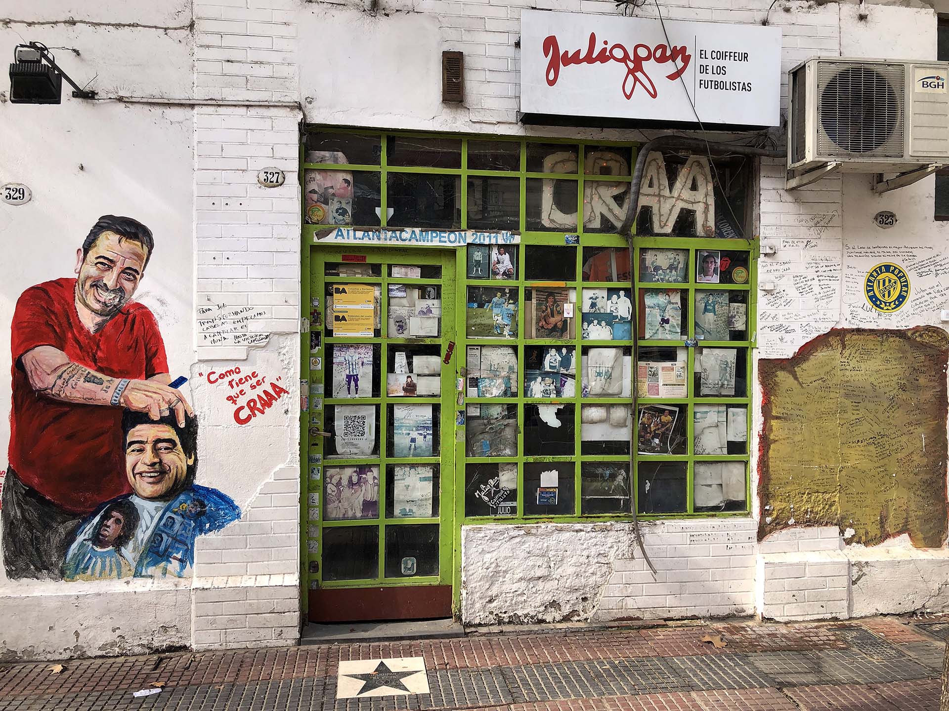 Julián Álvarez 327, metros al costado de la avenida Corrientes. La peluquería de Julio Pan es un rincón místico del barrio de Villa Crespo.