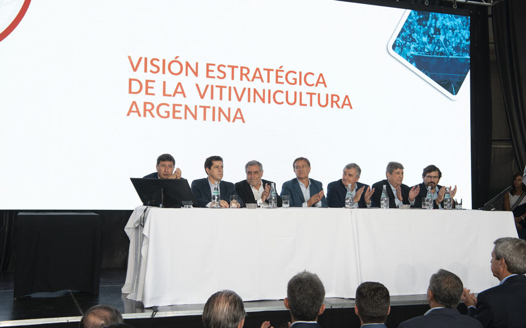 La mesa de expositores en el desayuno de Coviar. A la derecha de Zuccardi, los ministros De Pedro y Arroyo. A su izquierda, los gobernadores radicales Suárez (Mendoza) y Morales (Jujuy)
