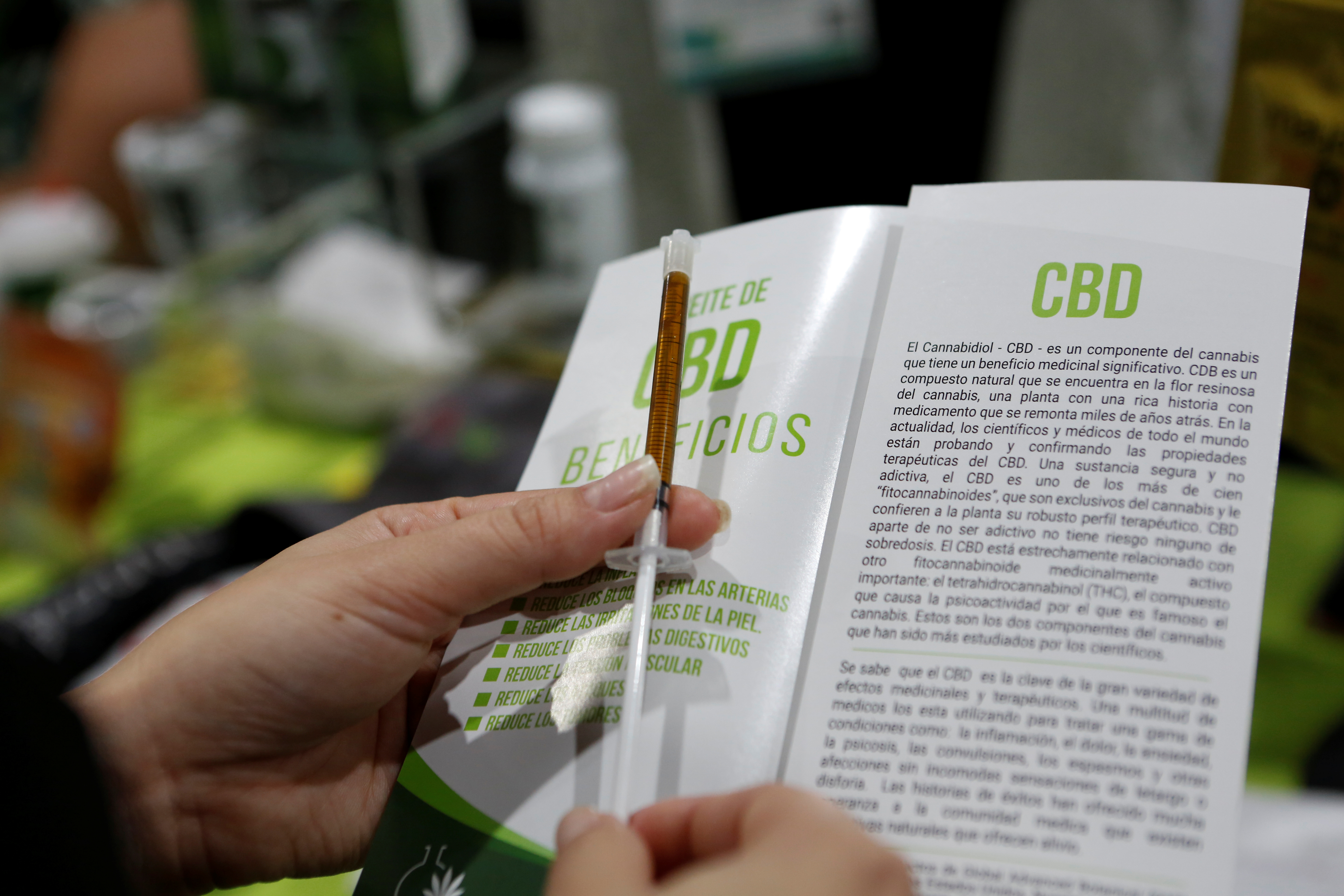 El CBD se consume en aceite, cremas, comprimidos e incluso golosinas (REUTERS/Eva Marie Uzcategui)