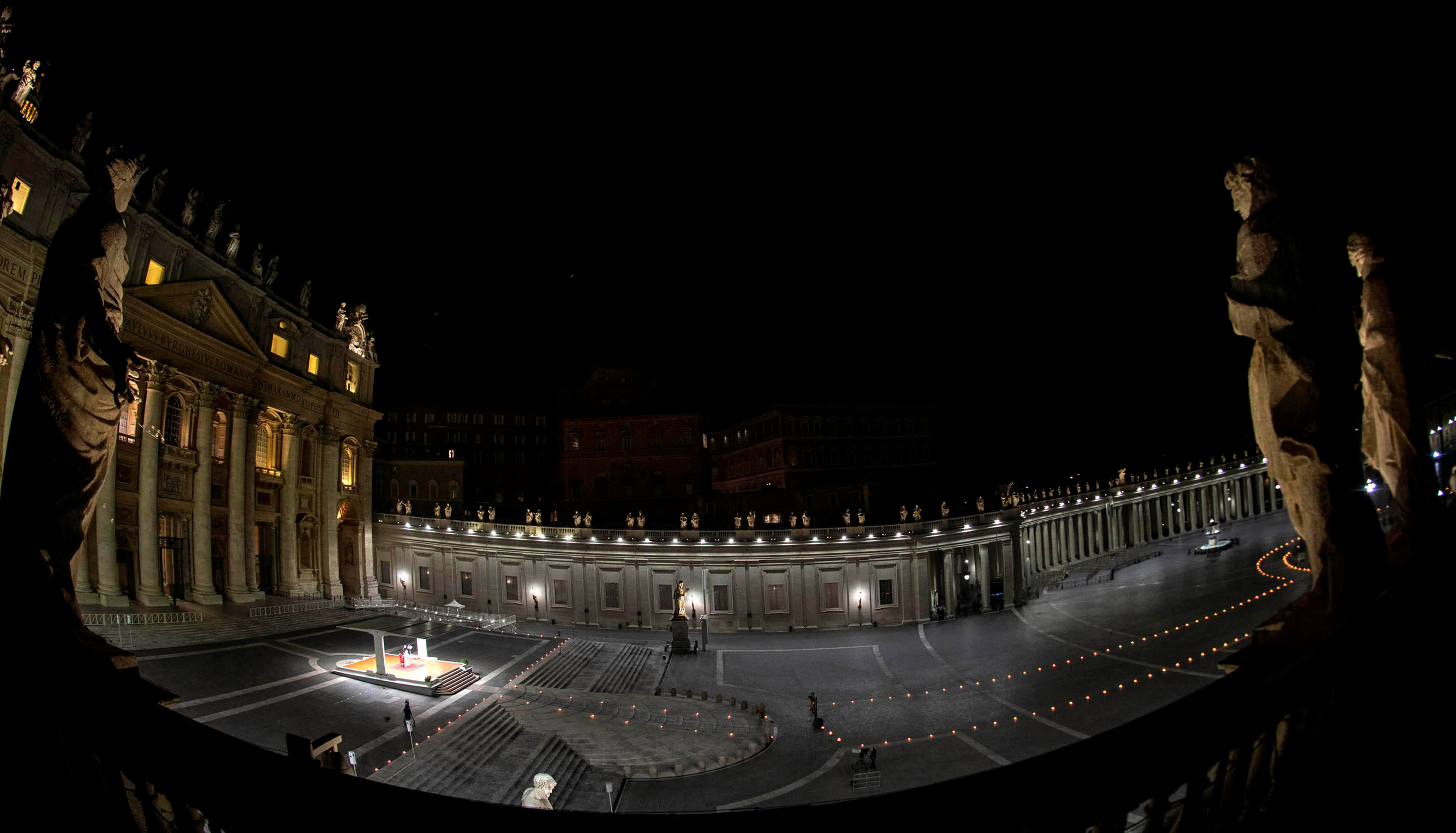 Los participantes oraron ante un crucifijo de madera que normalmente se guarda en una iglesia de Roma y se lleva al Vaticano para el servicio especial. Foto: Claudio Peri/via REUTERS