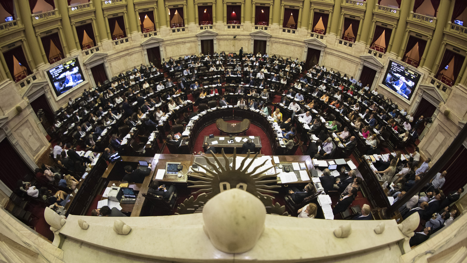 "La función de los gobiernos y de sus legisladores es crear las condiciones para que puedan desarrollarse los empresarios que obtienen utilidades ganándose en favor del consumidor en vez de repartir privilegios" (Adrian Escandar)