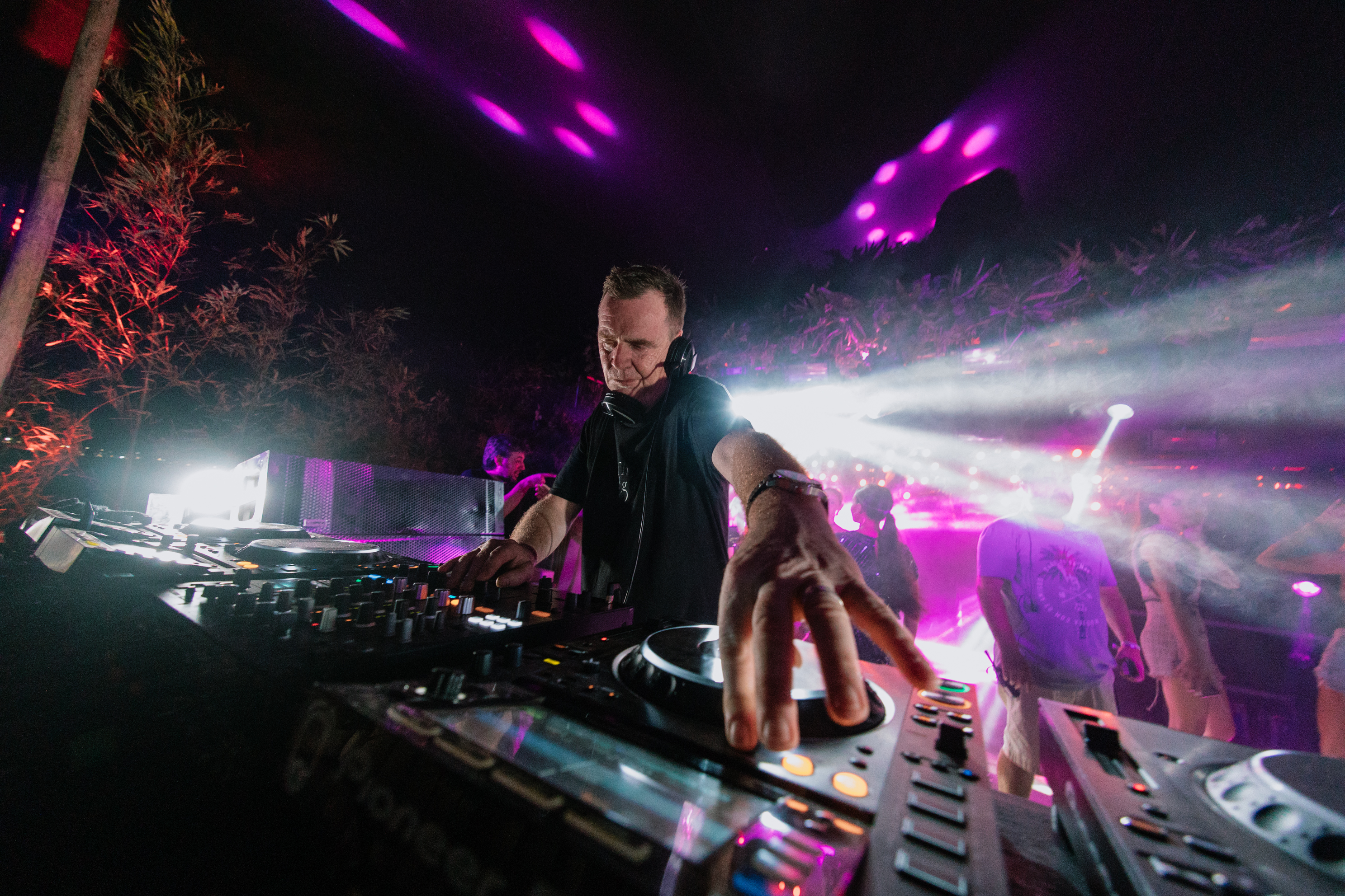 La gran fiesta de Savage: Con la presentación de The Soundgarden, Nick Warren dejó inaugurada la temporada de fiestas electrónicas del verano esteño