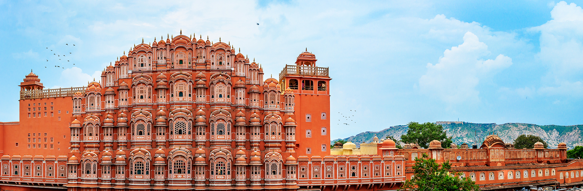 El palacio de Jaipur, que incluye a los palacios Chandra Mahal y Mubarak Mahal junto con otras construcciones, es un complejo palaciego en Jaipur, la capital del estado de Rajasthan, India