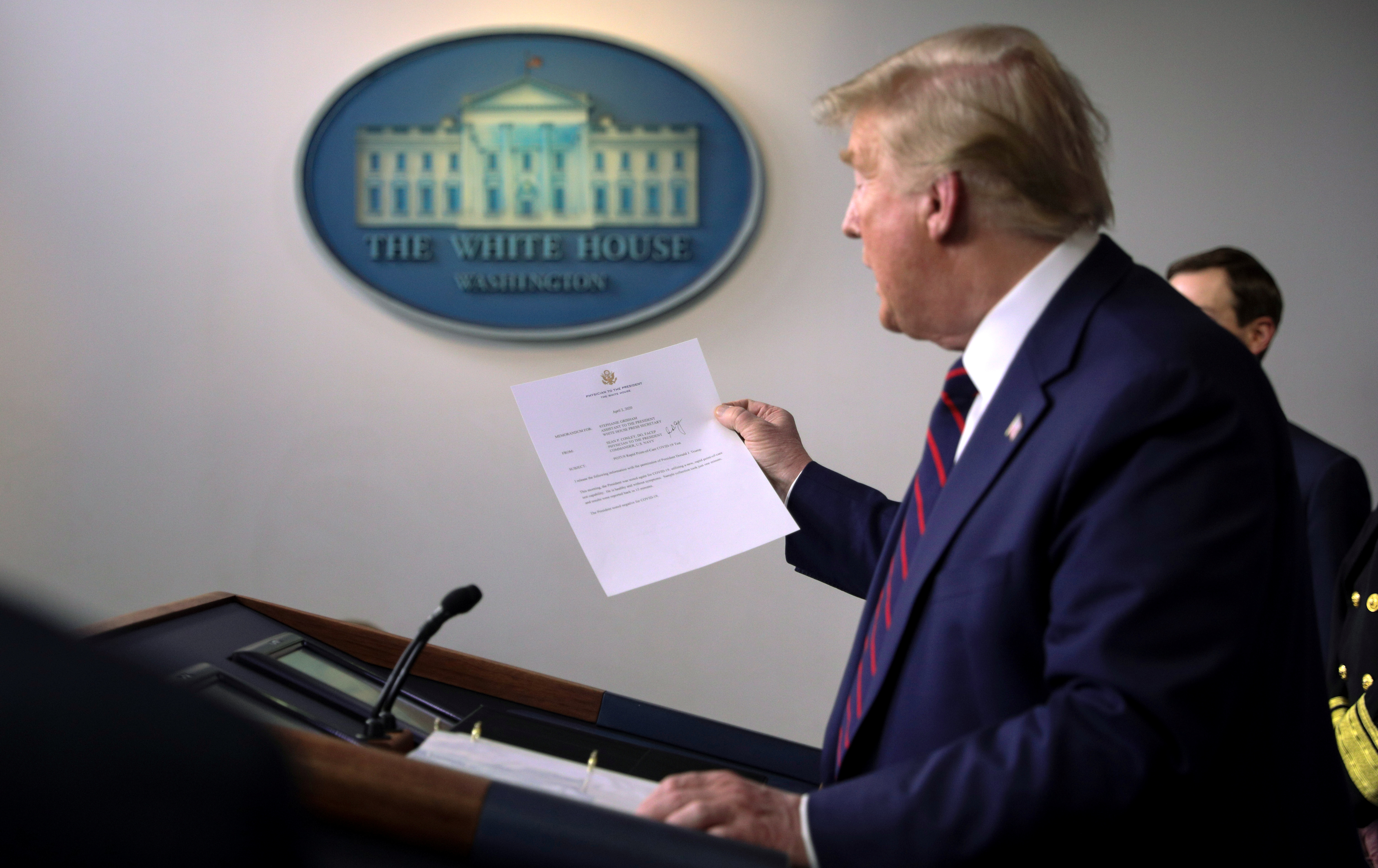 Donald Trump anunció este jueves 2 de abril de 2020 que un segundo test reveló que no tiene coronavirus (REUTERS/Tom Brenner)