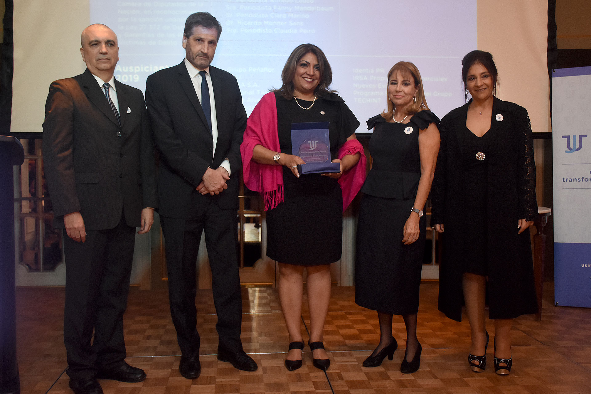 Daniel Roggero (Usina de Justicia) y Raquel Slotow (Usina de Justicia) fueron los encargados de entregar ell Premio Anual Usina de Justicia a la Organización de Estados Americanos (OEA) en reconocimiento por su Plan Hemisférico de prevención y reducción del homicidio Intencional. Recibieron Farrah Urrutia y Héctor Schamis, en representación de Luis Almagro Lemes
