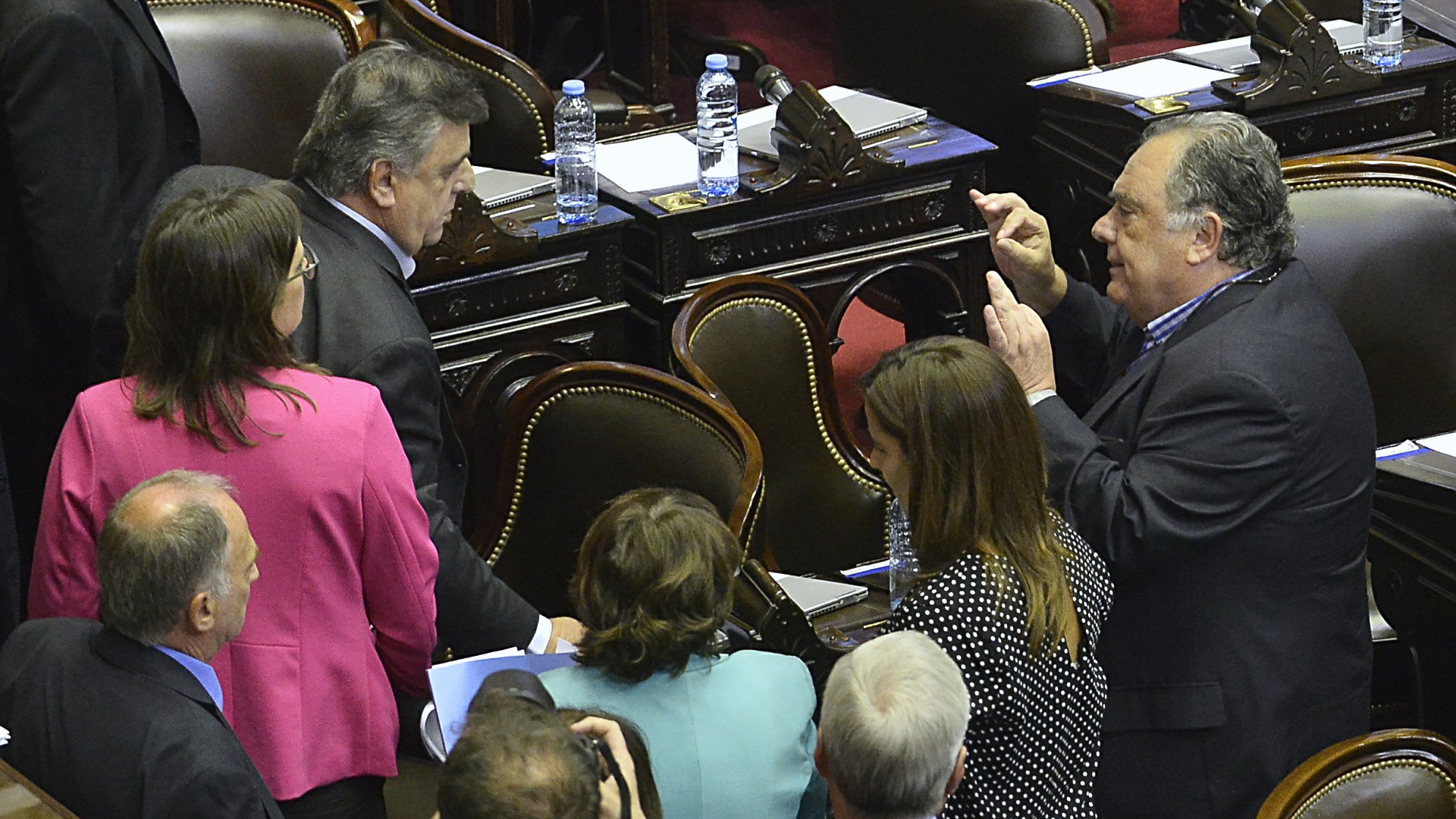 Los diputados Mario Negri (Cambiemos) y Eduardo Valdéz (Frente de Todos) discuten sobre la polémica generada por el quórum