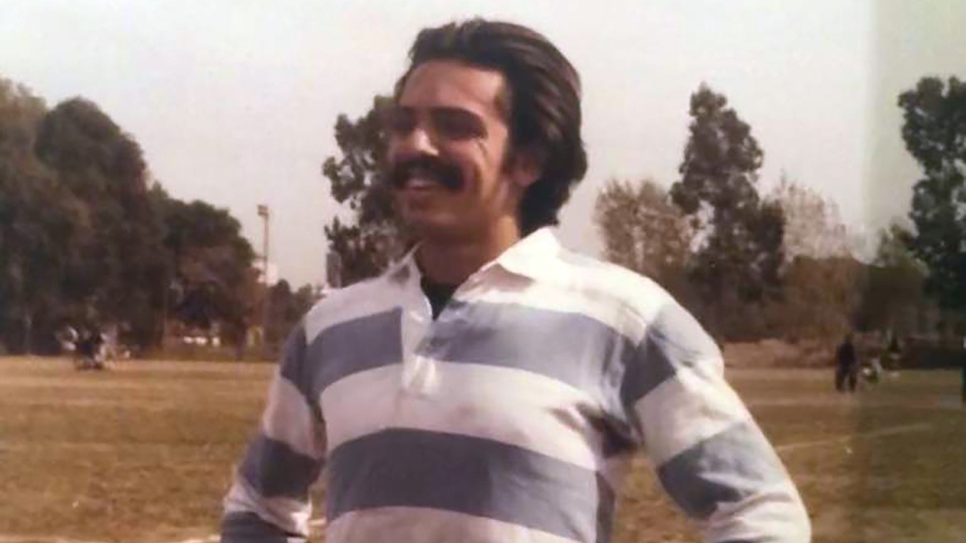 Ya en la UBA, donde en empezó a estudiar derecho en 1977 y trabajaba en Tribunales, jugaba al fútbol en el torneo interfueros. “Ibamos al campo de Ciudad Universitaria. Era arquero de equipo del fuero penal