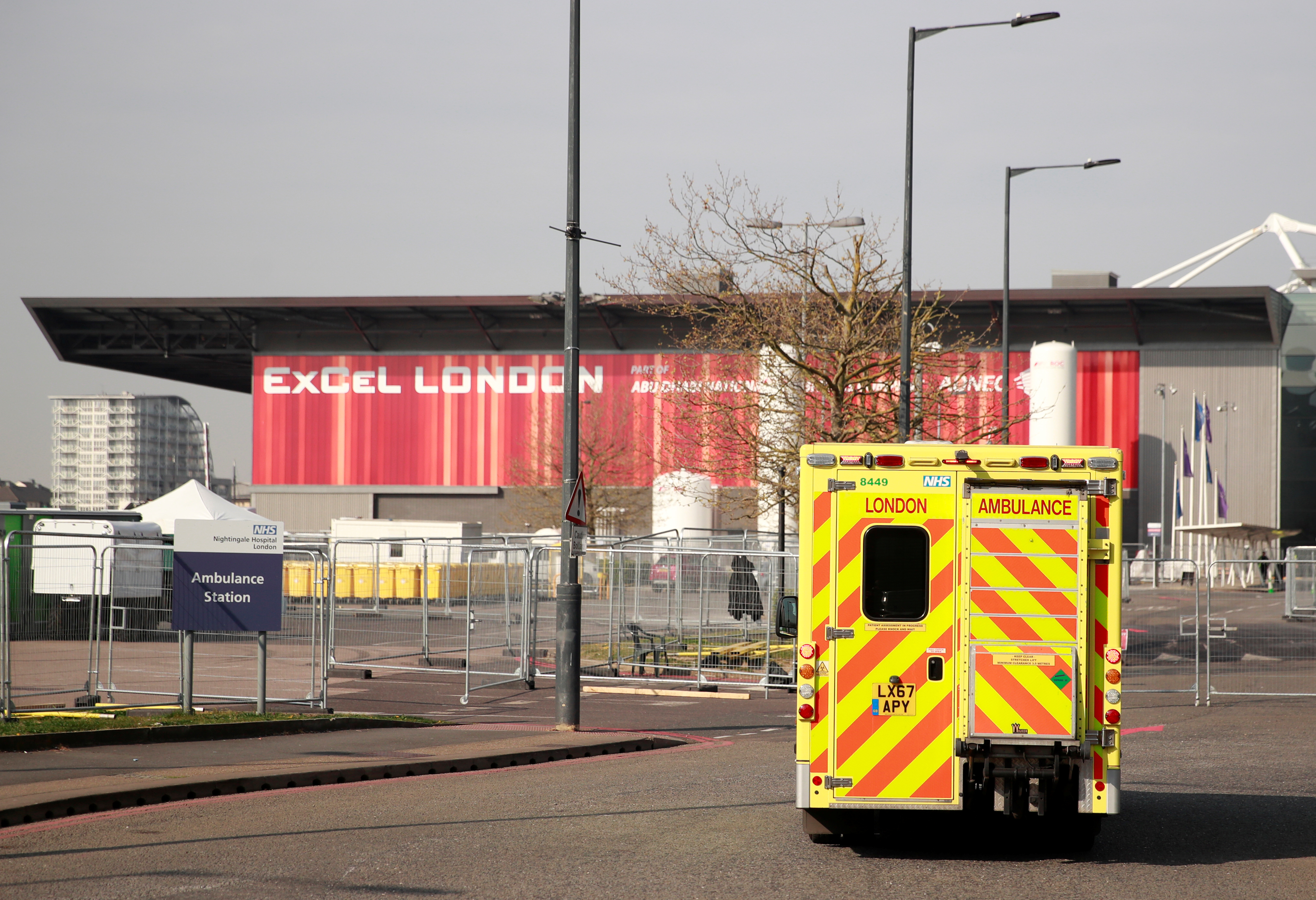 Una ambulancia fuera del Hospital Nightingale del NHS en el Centro Excel, en Londres, el 8 de abril de 2020. (REUTERS/Andrew Couldridge)