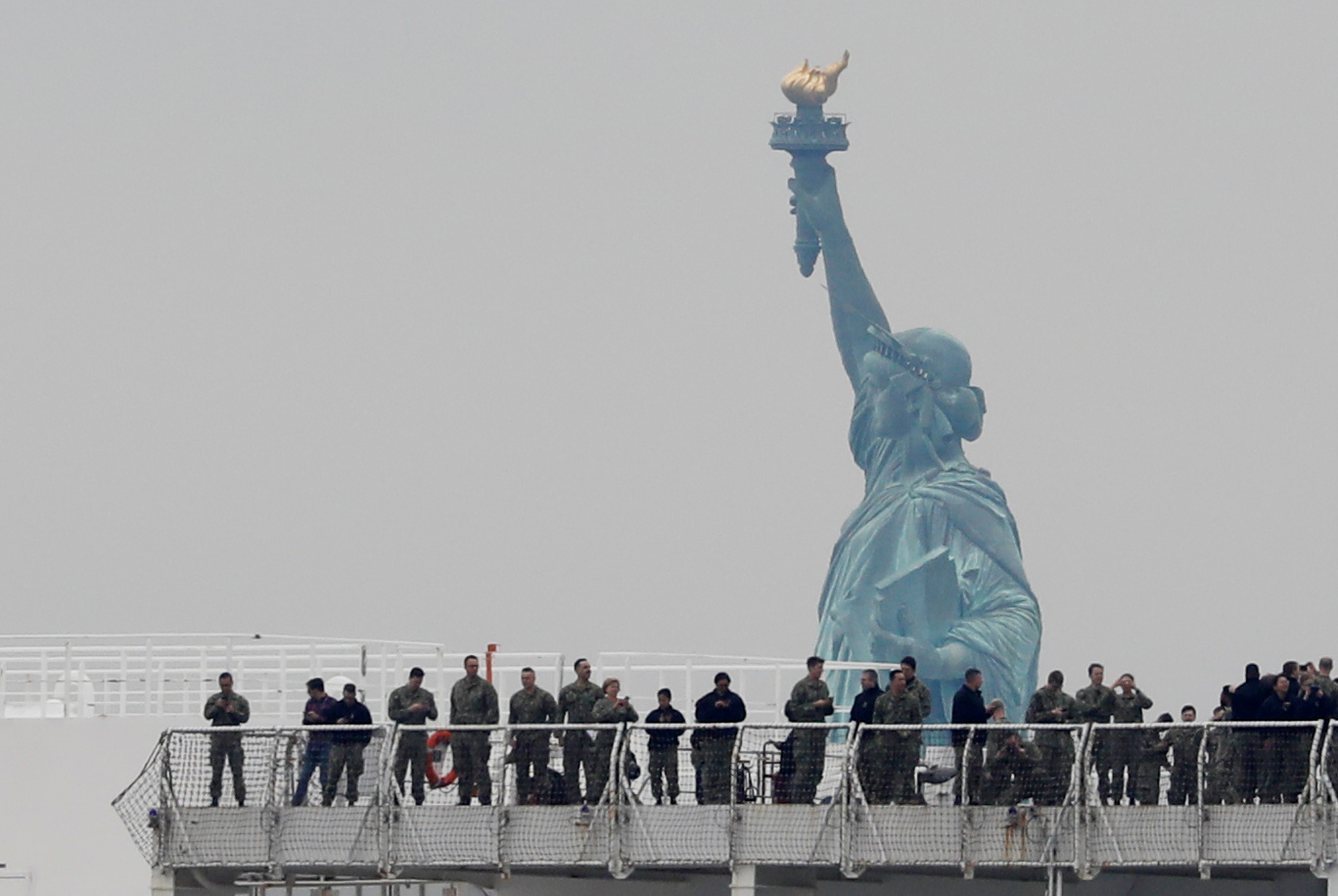 Los tripulantes del USNS Comfort con la Estatua de la Libertad de fondo
