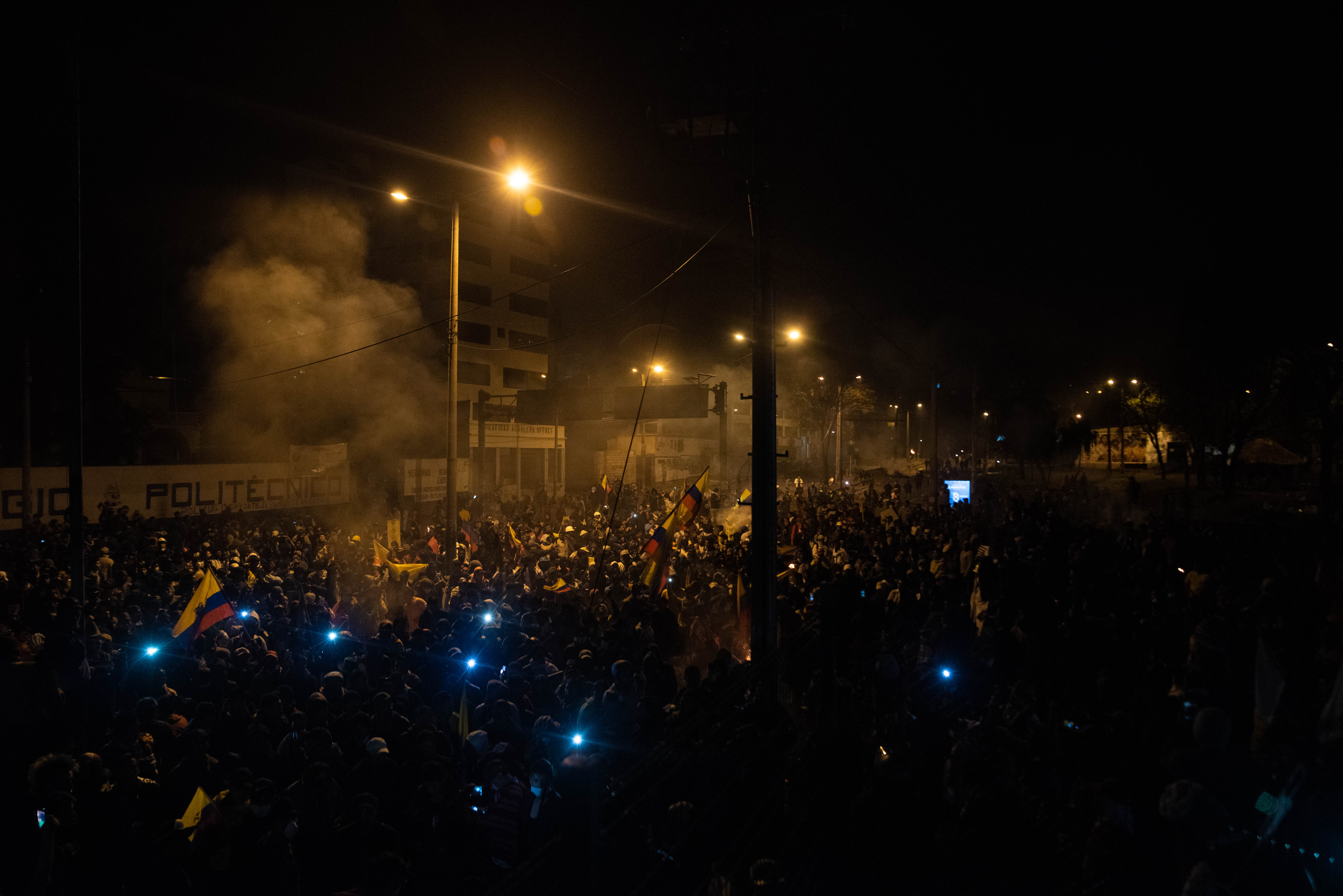 Miles de personas salieron a la calle a festejar que se derogará el decreto 883 que eliminaba los subsidios del gobierno nacional a los combustibles fósiles.