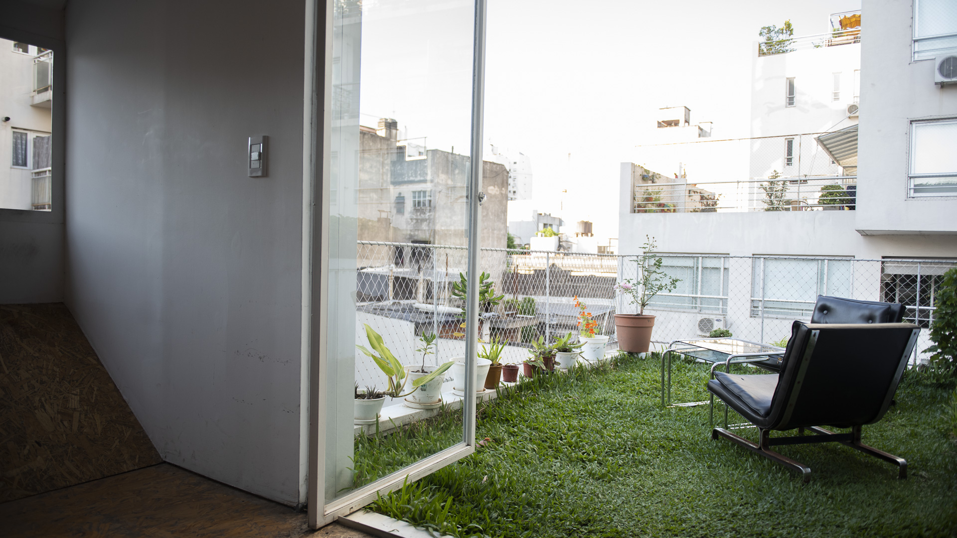 PH LAVALLEJA. Se implanta en un tejido en transformación, en un lote hiperdenso y bajo