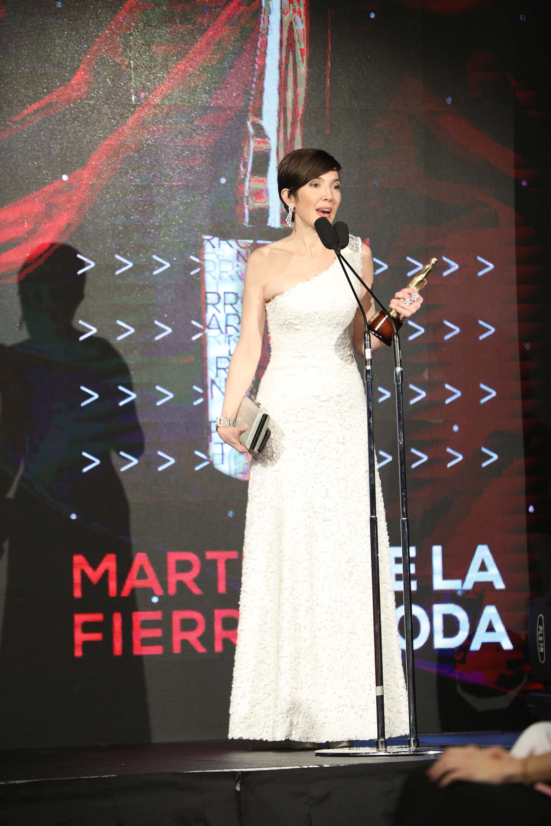 Cristina Pérez con su estatuilla de APTRA luego de ganar como mejor look de conductora de noticiero. Lució un diseño de Iara (Chule Valerga)