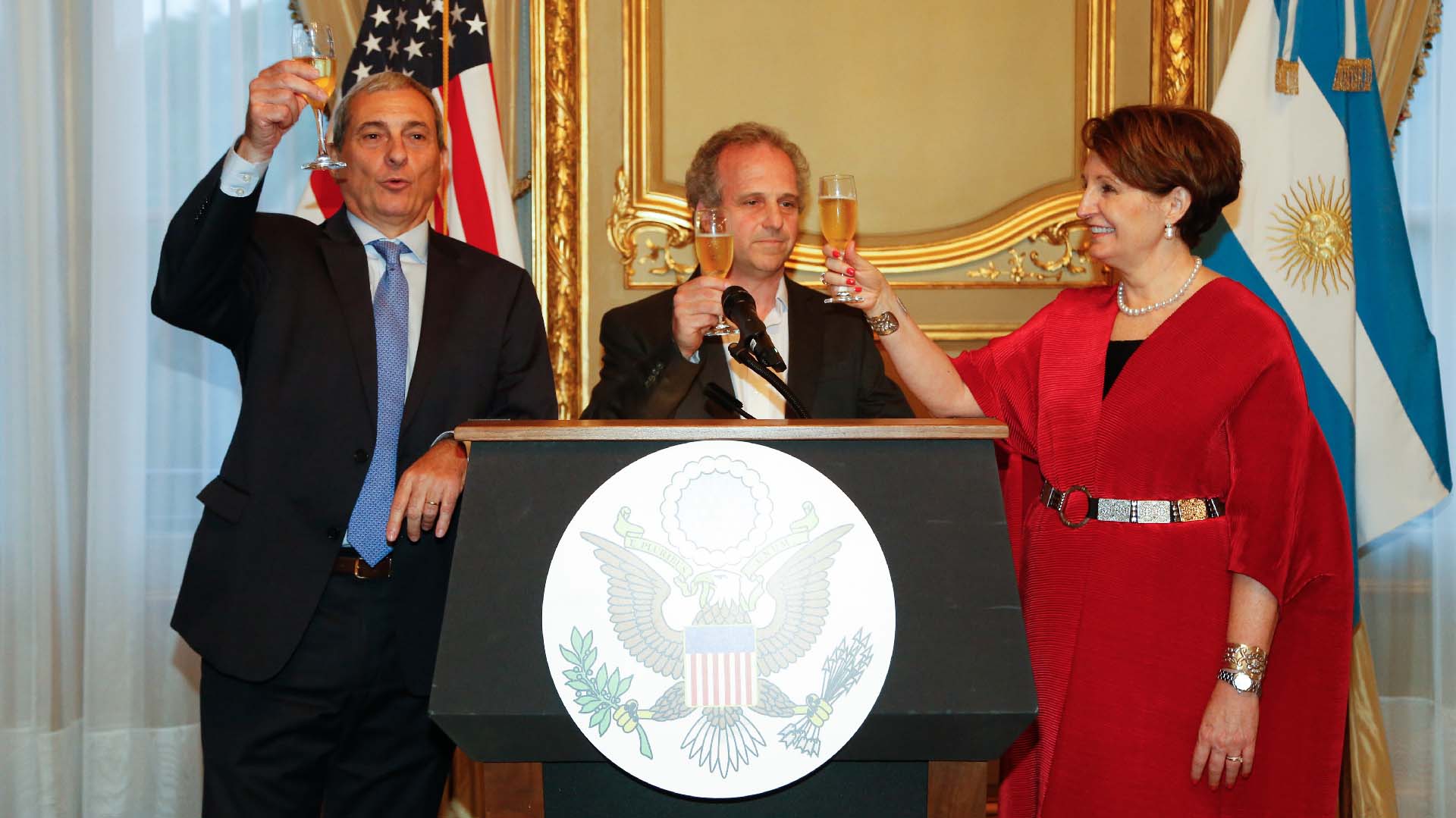 El momento del brindis en el cóctel de fin de año de AmCham /// Fotos: Nicolás Aboaf