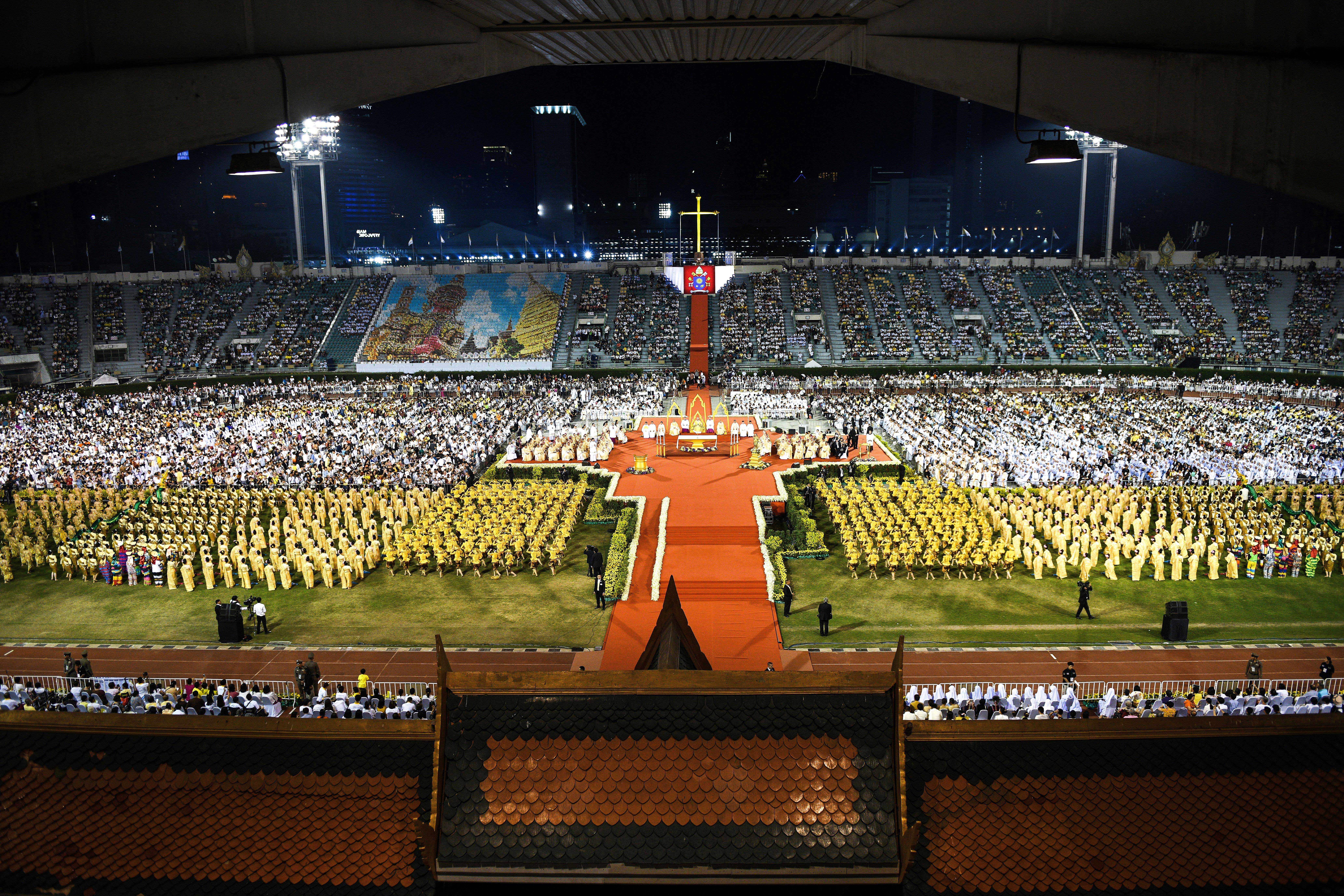 Miles de personas estuvieron presentes en la misa del Papa Francisco en Tailandia. (AFP)