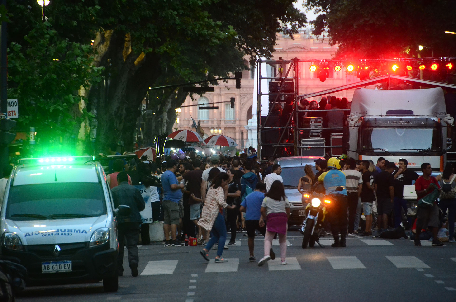 A lo largo de sus 25 años, el 2km x Sida ha contado con la inconmensurable colaboración y participación de una extensa lista de músicos, periodistas y conductores, actores y actrices, deportistas, dirigentes, políticos y funcionarios sin distinción partidaria, y sobre todo de las miles de personas que formaron parte y celebraron las sucesivas ediciones que desde 1995 se han realizado ininterrumpidamente