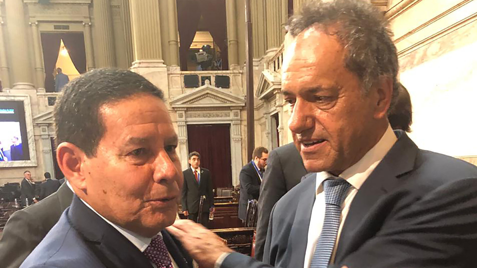El vicepresidente de Brasil, Hamilton Mourão, junto al flamante embajador Daniel Scioli