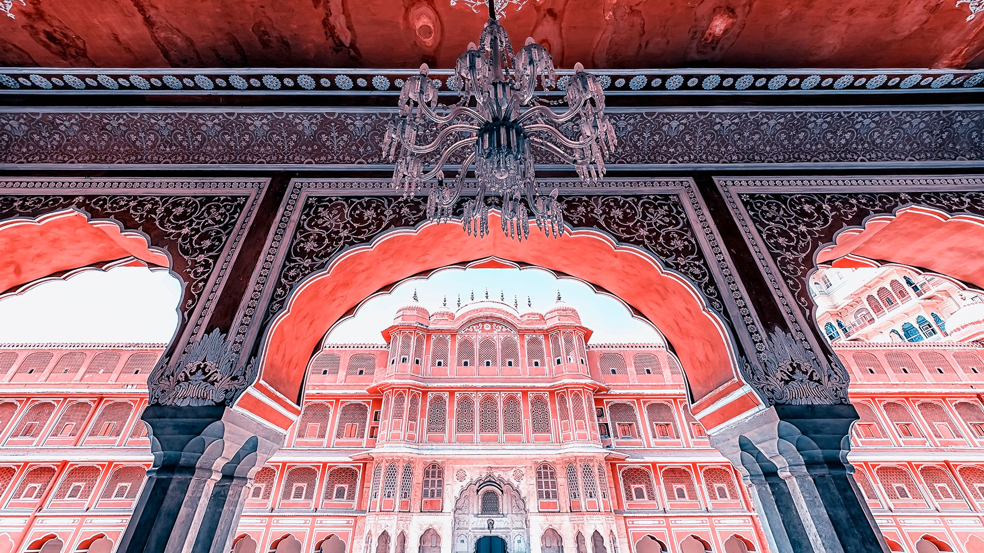 El palacio fue construido entre 1729 y 1732, inicialmente por Sawai Jai Singh II, el gobernador de Amber. Sawai planificó y construyó los muros externos, y otros gobernadores que le sucedieron fueron incorporando edificaciones inclusive hasta el siglo XX
