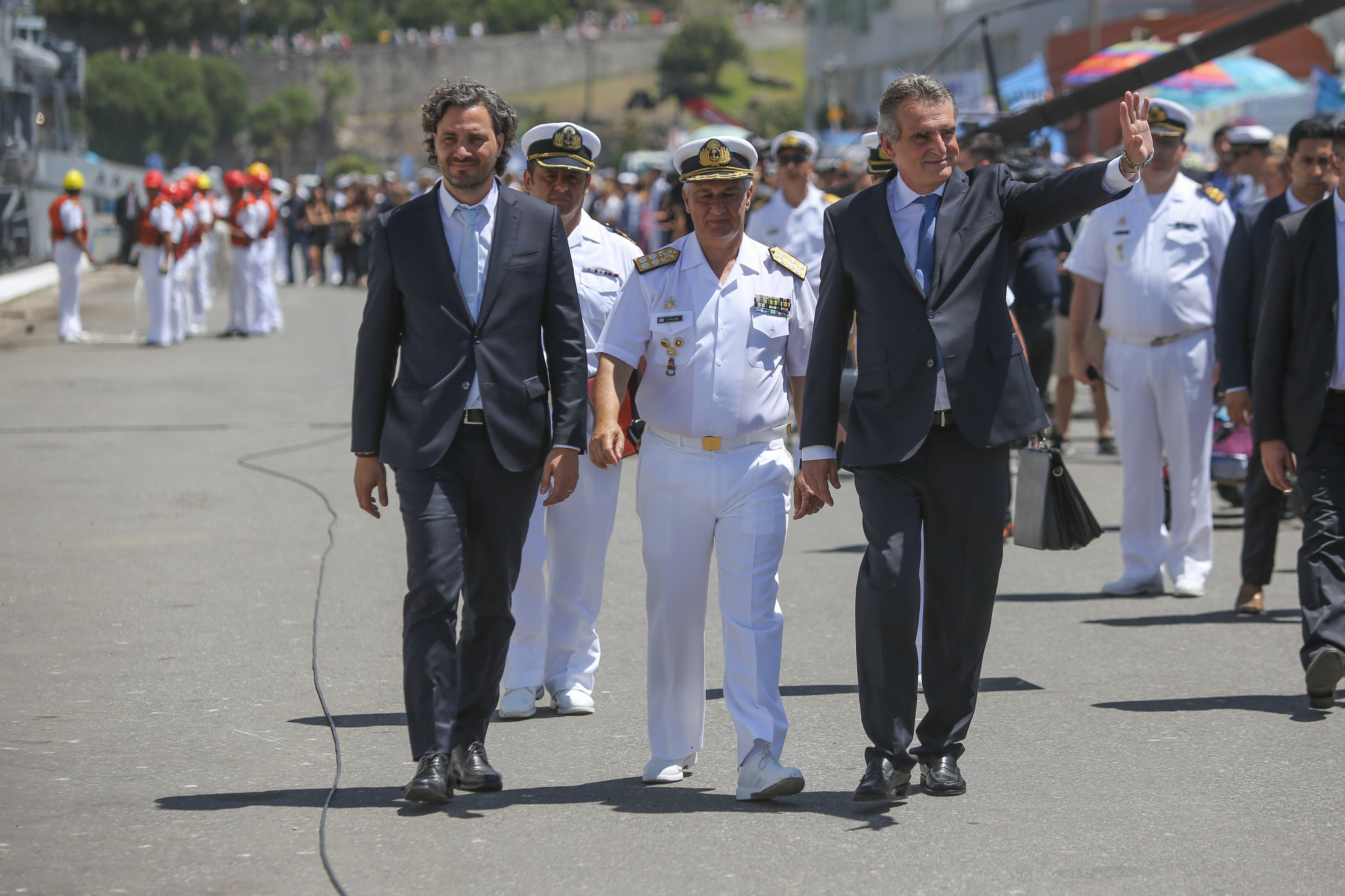 Participaron de la ceremonia el jefe de la Armada, el almirante José Villán, junto a otras autoridades nacionales, provinciales y municipales que acompañan a los familiares en la recepción de la tripulación.