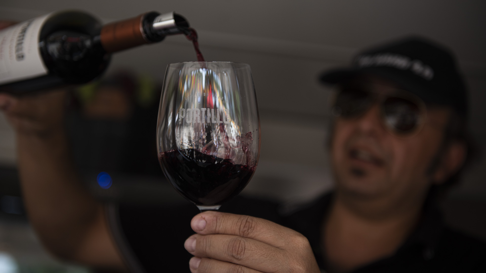 Para los amantes de los vinos, también hay food truck para acompañar los platos de comida. Hay opción de vino blanco, vino tinto y vino rosé, todo esto en el stand de Portillo que te lo sirven en una copa grande