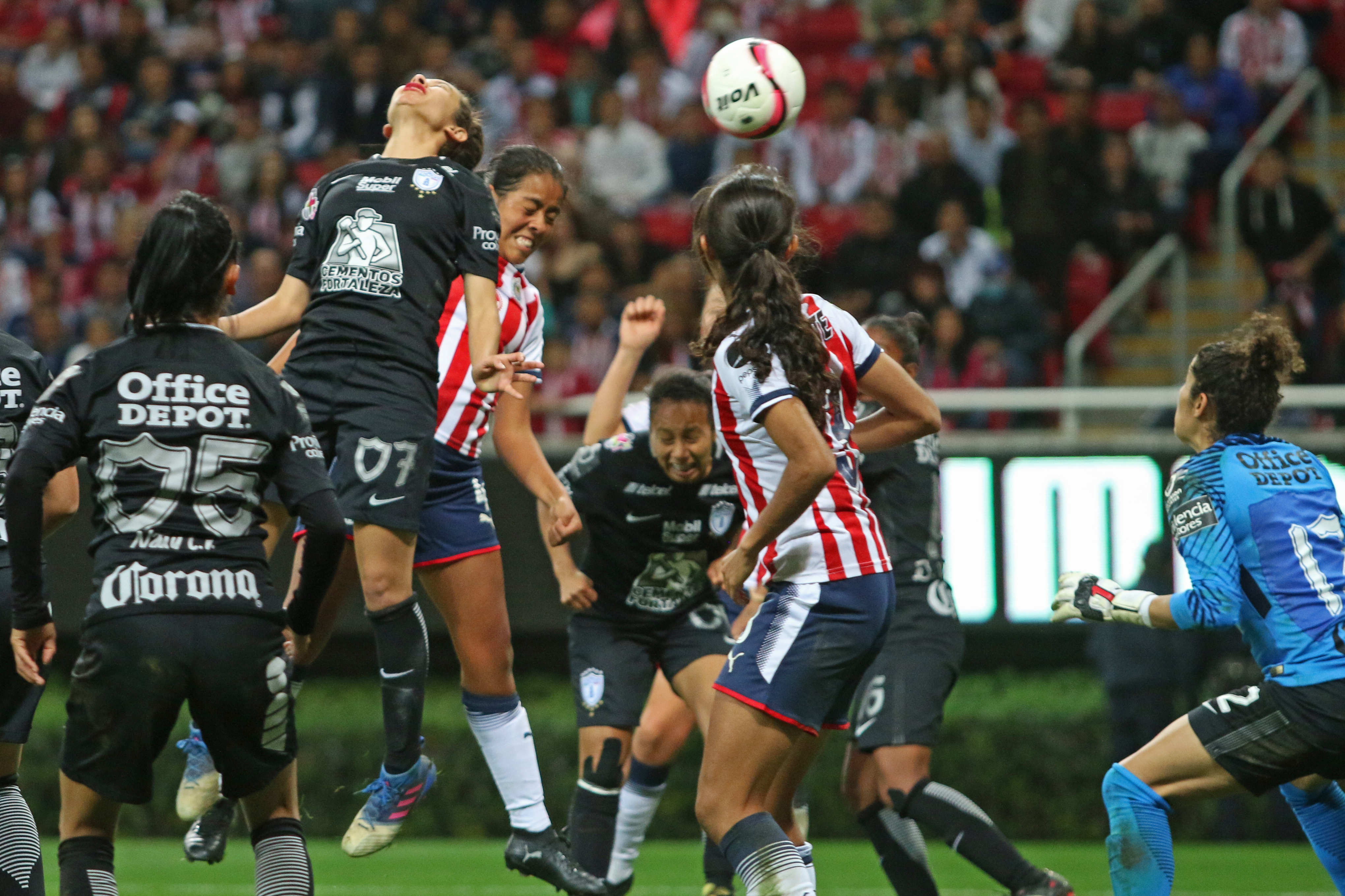 Zapopan, Jalisco, 24 de noviembre 2017Jugadoras de Chivas y Pachuca disputan el balón en el área visitante, en partido correspondiente a la Final del del Torneo Apertura 2017 de la Liga MX Femenil, en donde se enfrentan los equipos de las Chivas vs Pachuca, en juego que se lleva a cabo en el Estadio Chivas (Foto: Cuartoscuro)